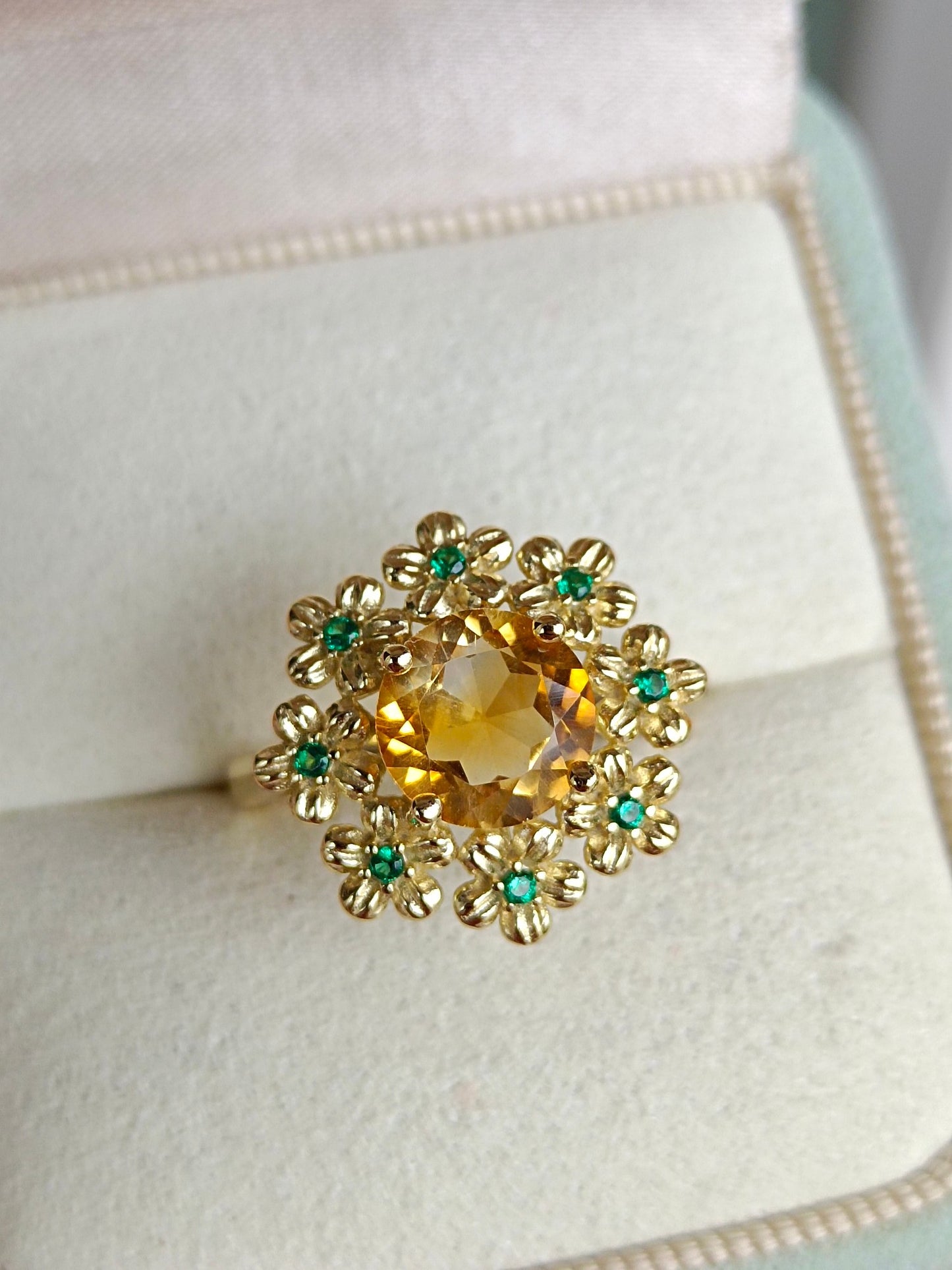 Squisito anello con fiore di prosperità citrino naturale - pezzo di gioielleria unico