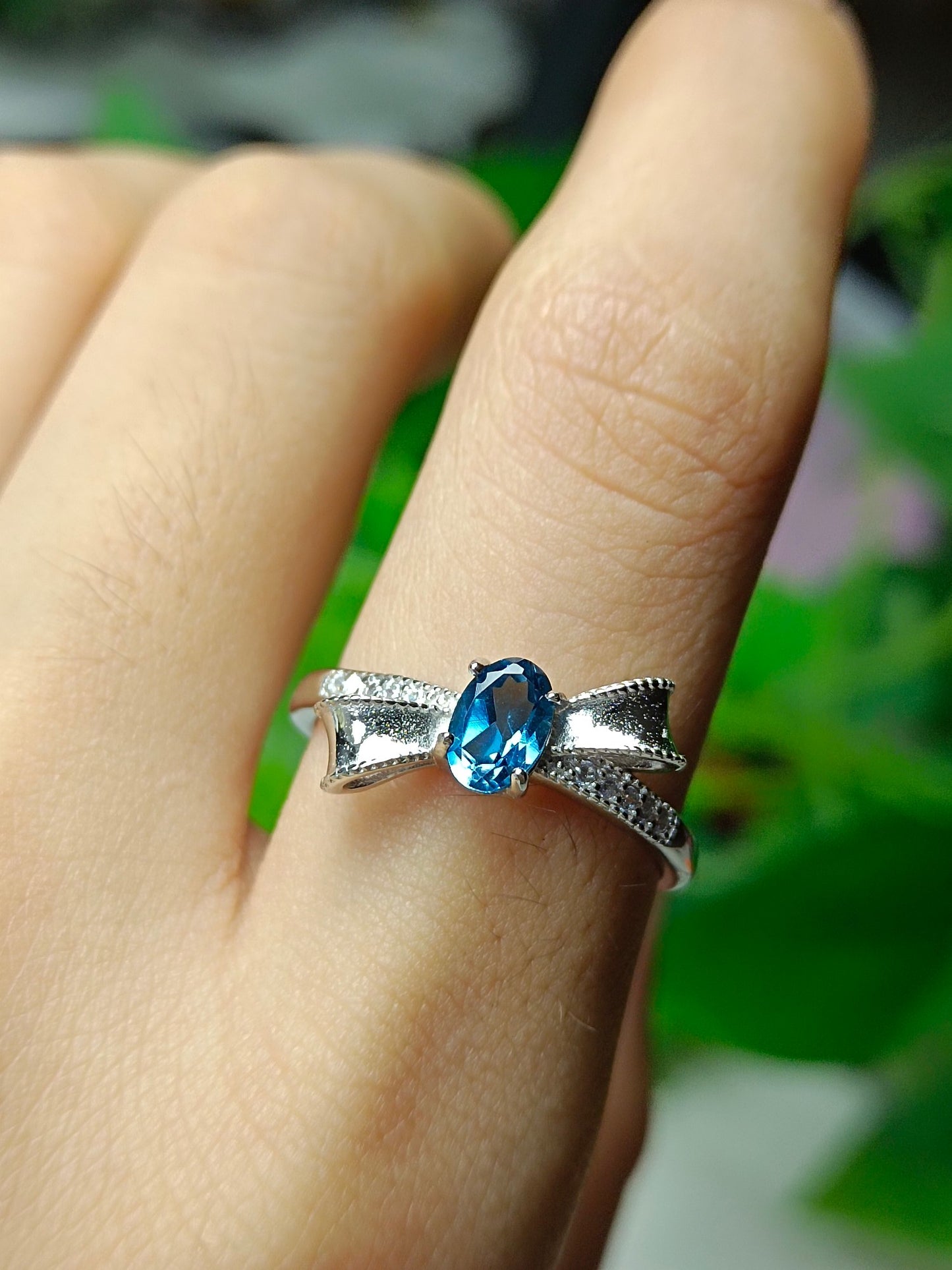 Anello con fiocco in topazio blu London: gioielli squisiti per ogni occasione