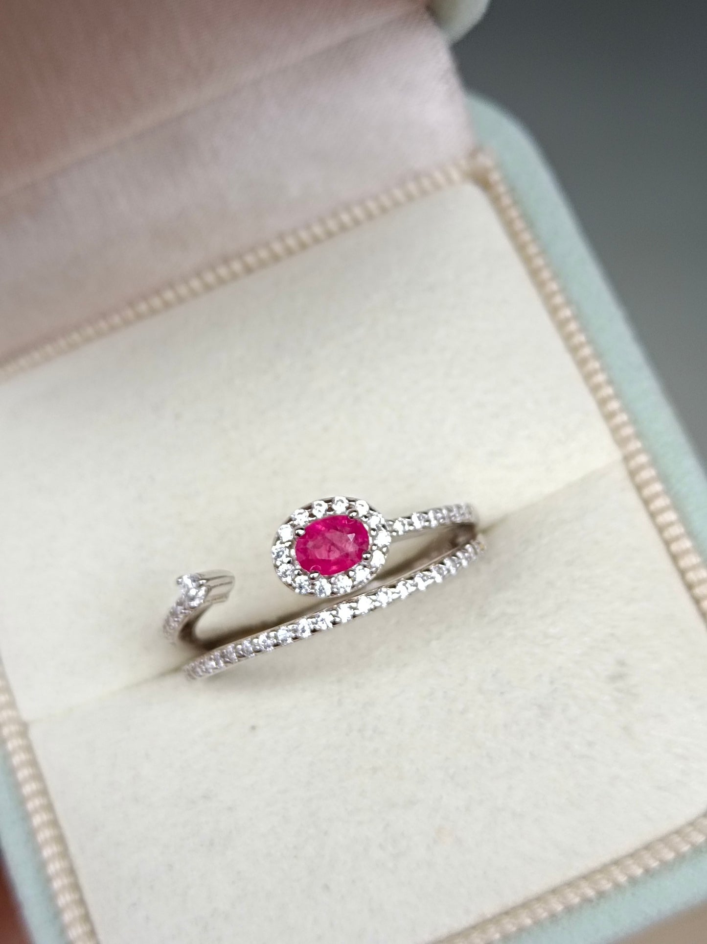 Anello con rubino - Incantevole eleganza in gioielleria