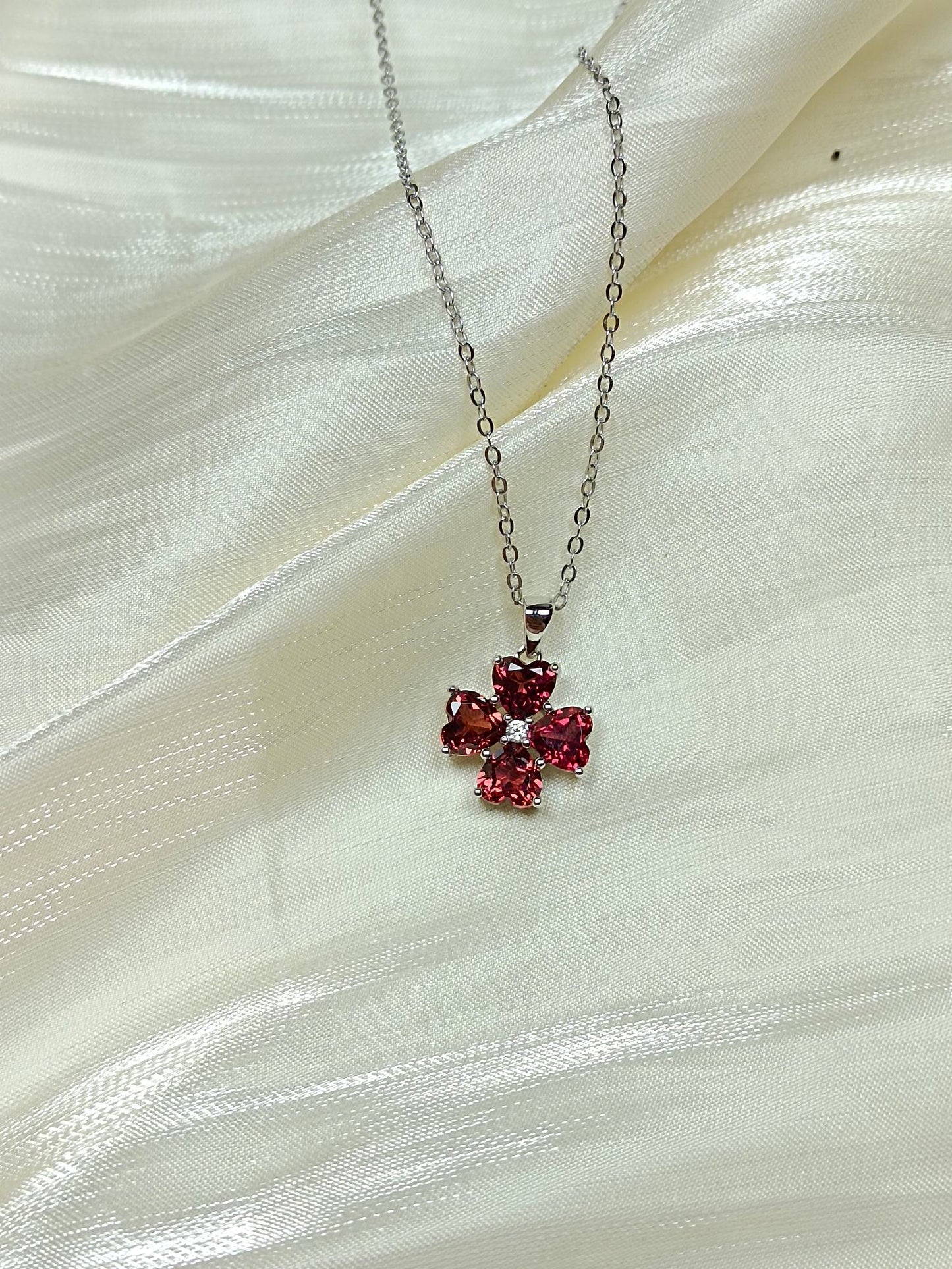 Gioielli con pendente a forma di quadrifoglio a forma di cuore di granato in argento sterling S925