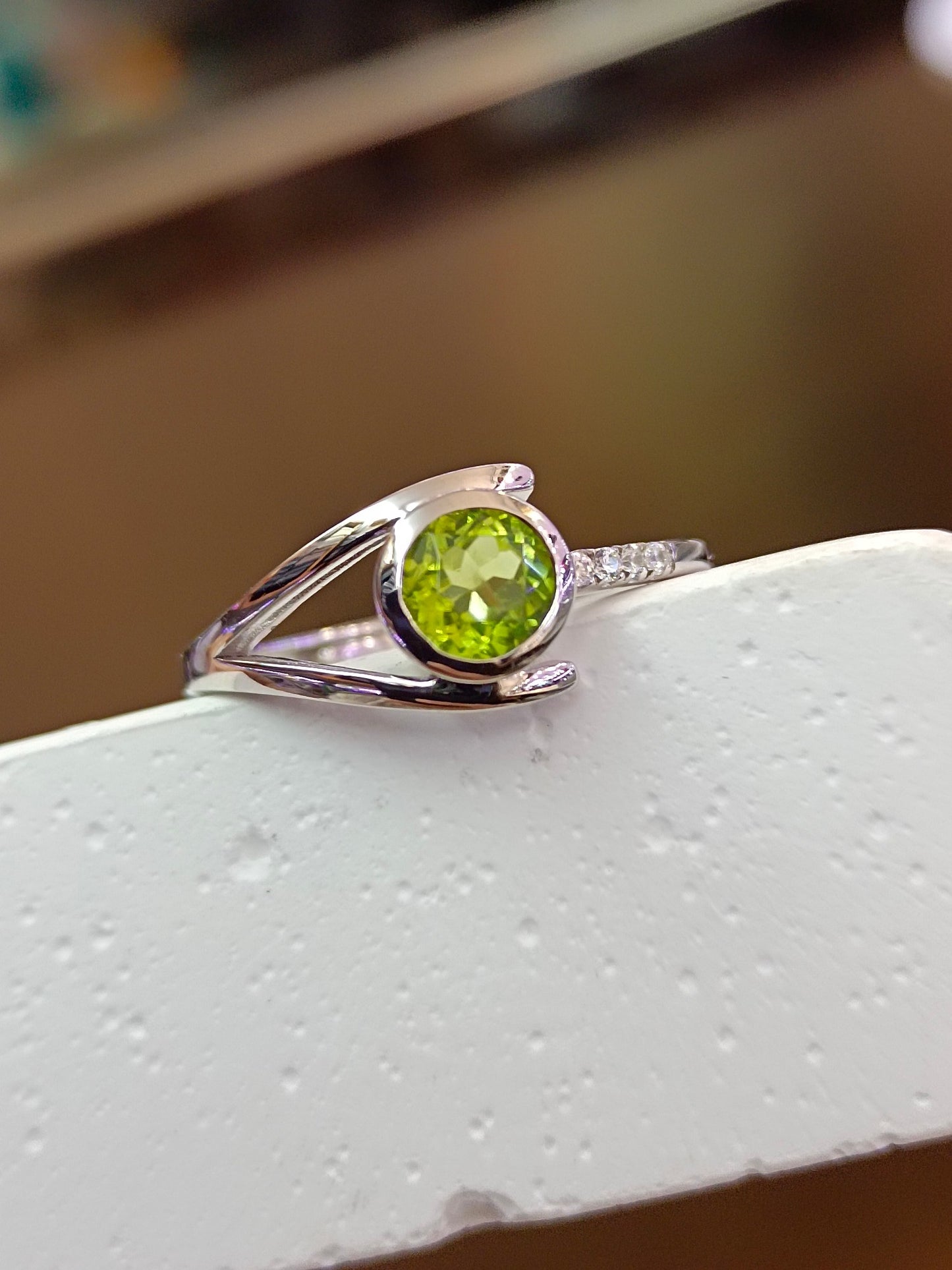 Bague péridot en argent sterling S925 avec intégration en or 18 carats - Bijoux minimalistes uniques