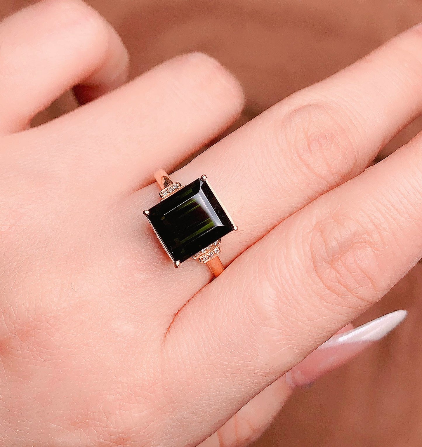 Cincin Bixbite Emas 18K yang Indah dengan Aksen Berlian - Perhiasan untuk Keanggunan