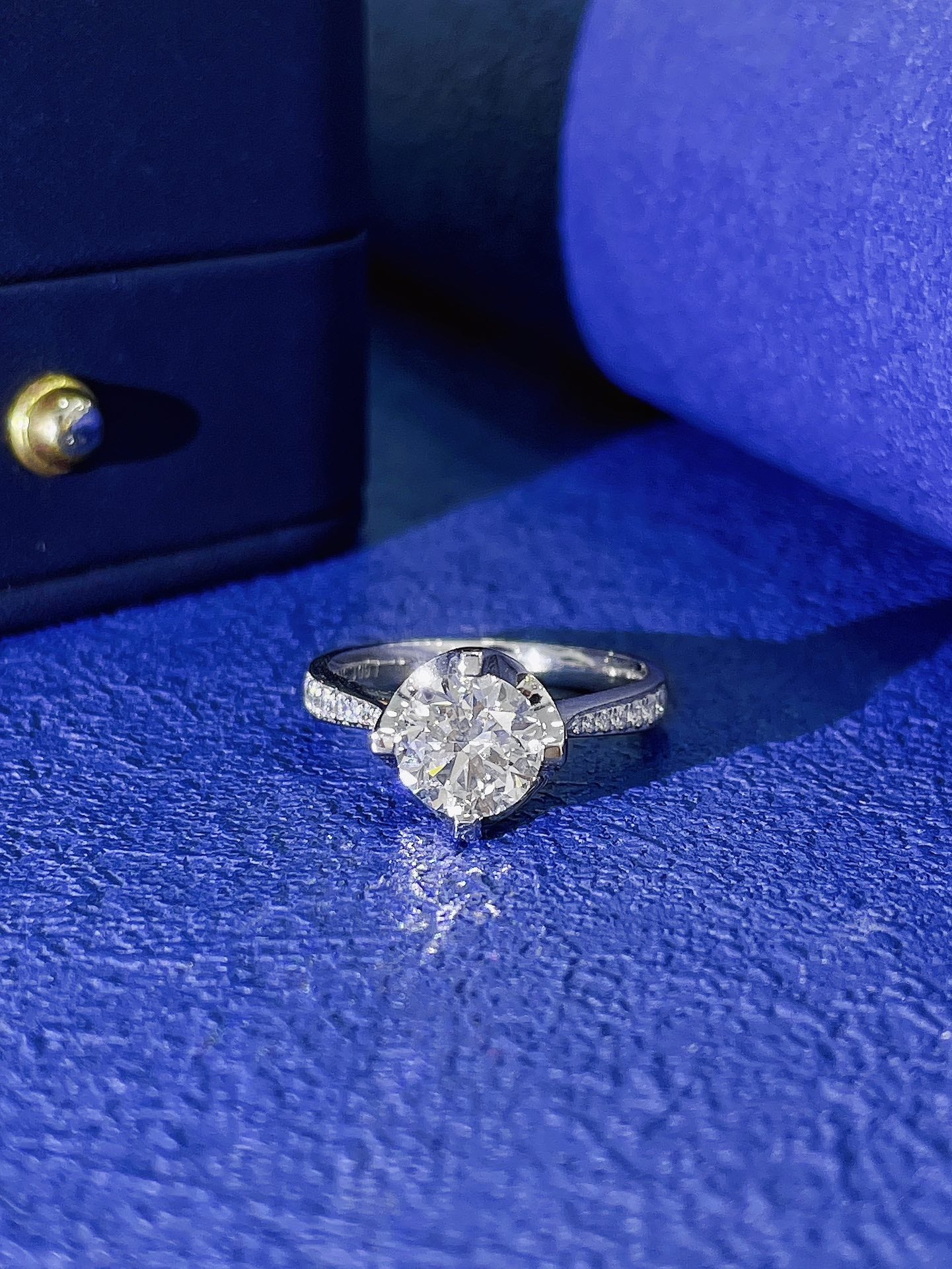 Cincin Lengan Lurus Empat Cakar Berlian Bulat Berbudaya 18K - Perhiasan Premium