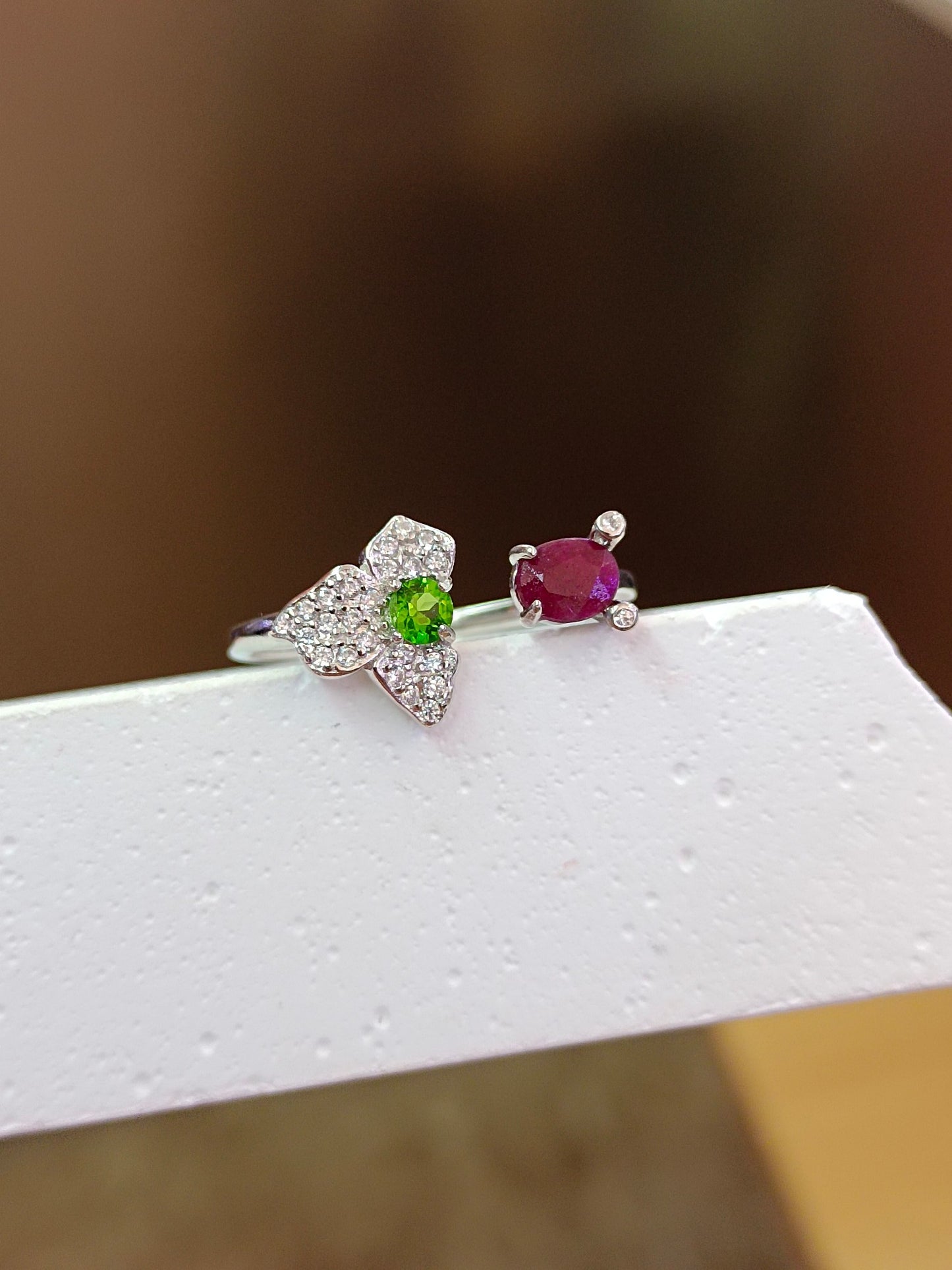 Elegante anello con rubino in argento S925: un gioiello senza tempo