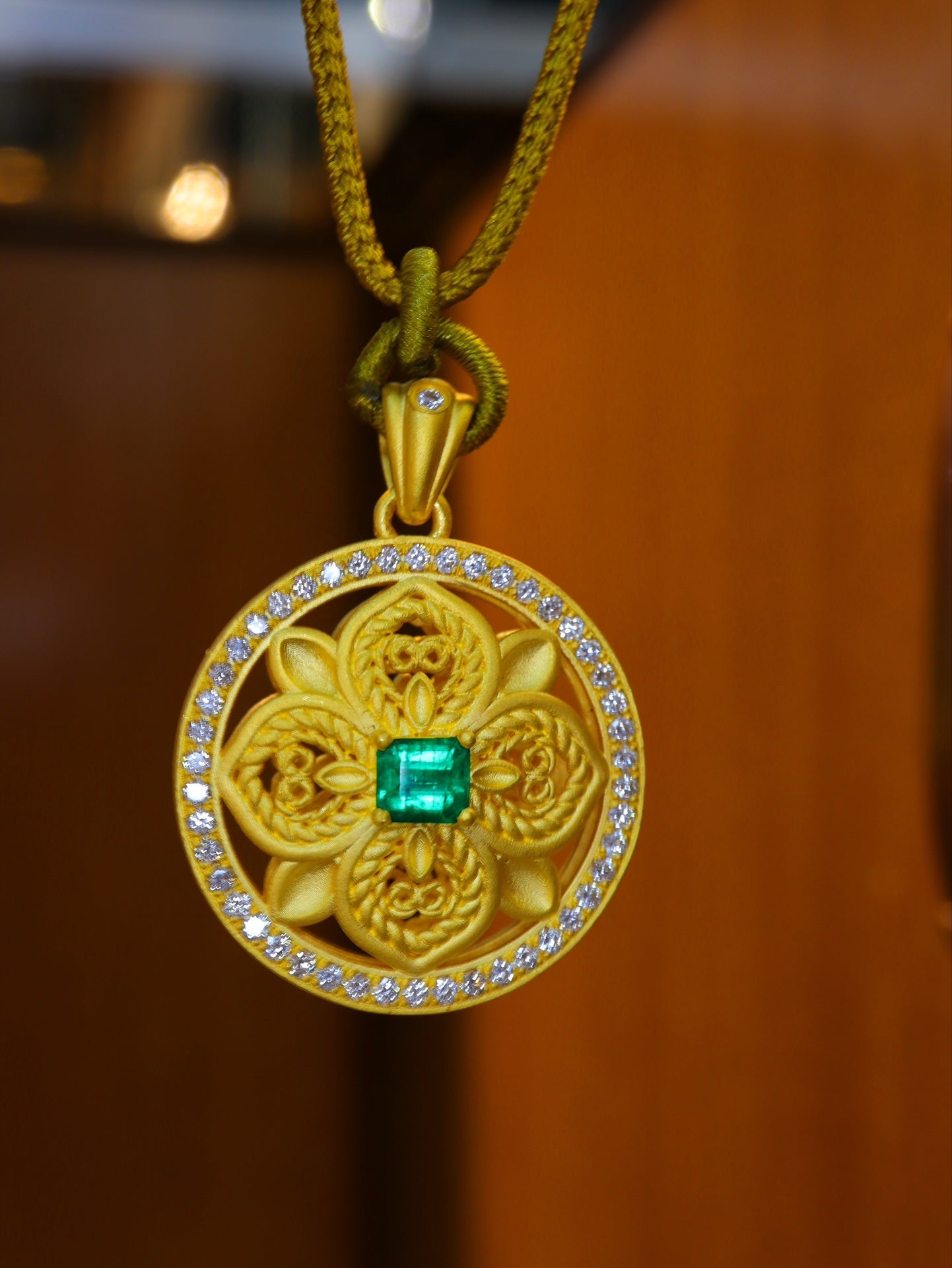 Liontin Zamrud Emas 24k - Koleksi Perhiasan Premium