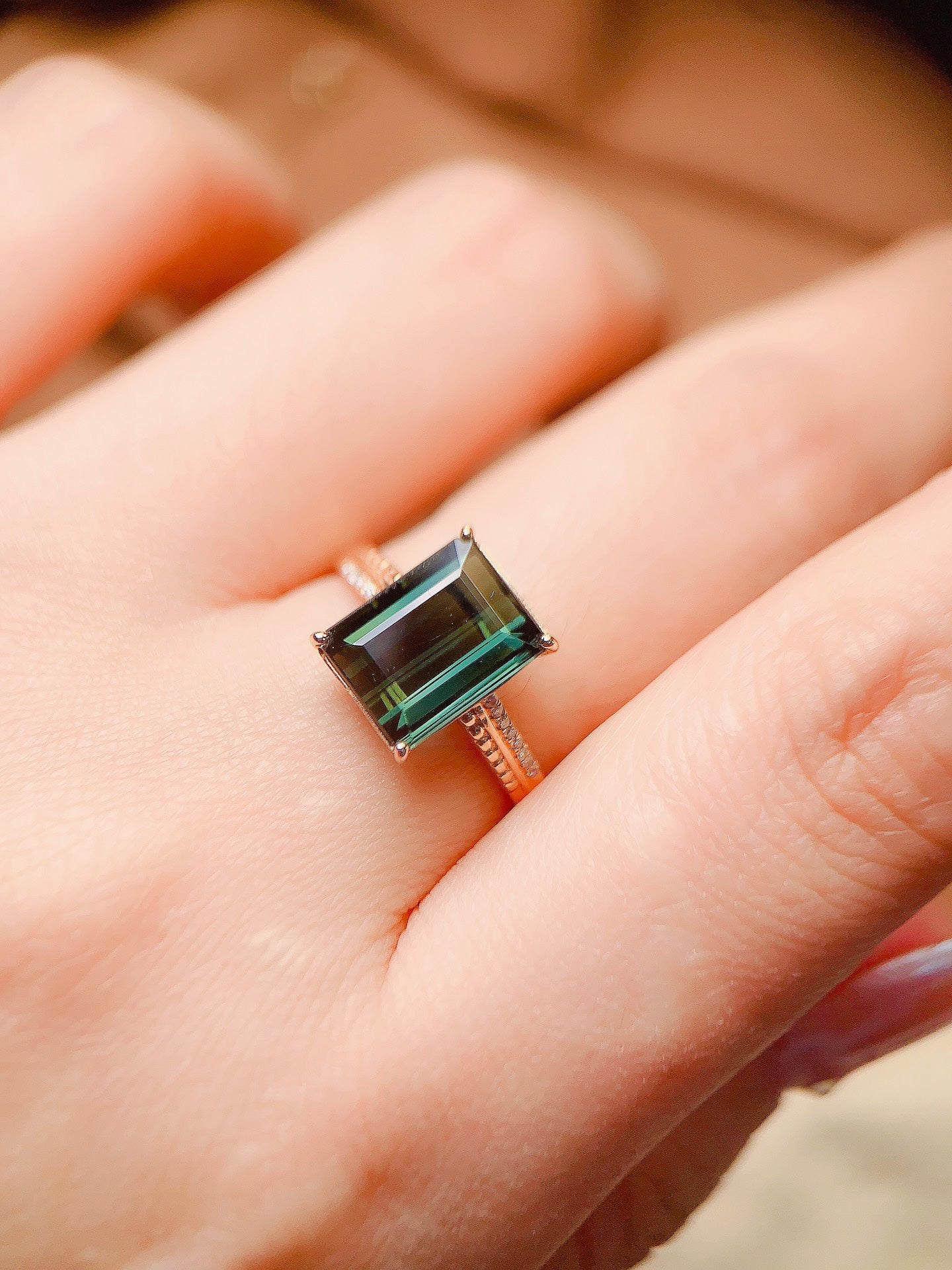 Exquisites Set aus 18-karätigem Gold und Diamanten mit eingebettetem Bixbite-Ring und Anhänger (Kette nicht im Lieferumfang enthalten) – Schmuckangebot