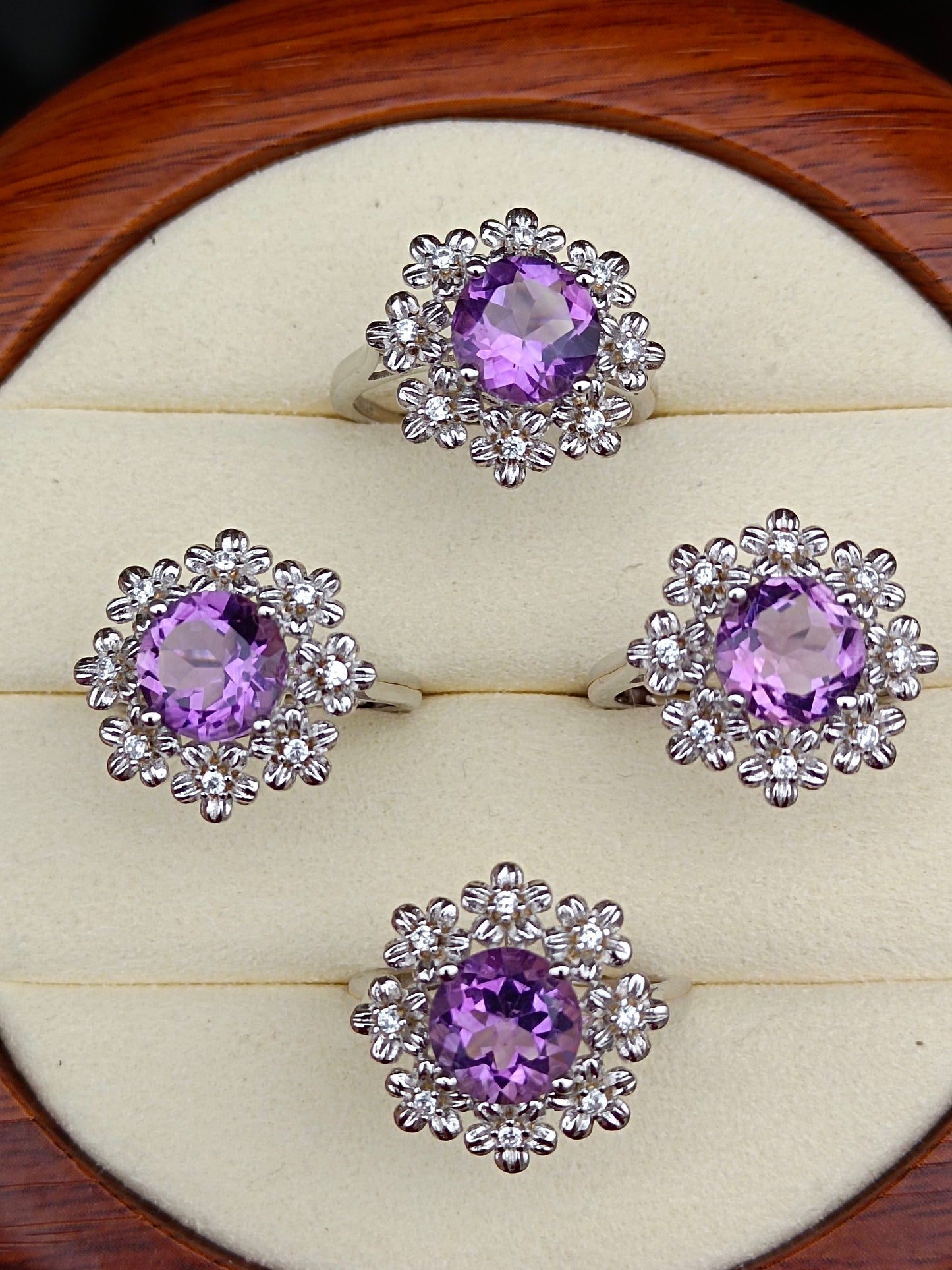 Squisito anello con fiori ricchi di ametista naturale - pezzo di gioielleria unico
