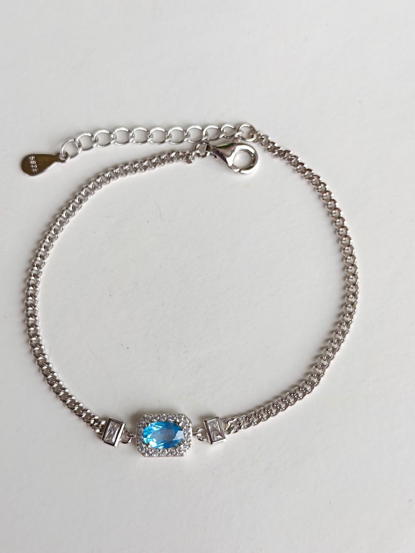 Squisito braccialetto svizzero con topazio azzurro naturale - Gioiello elegante