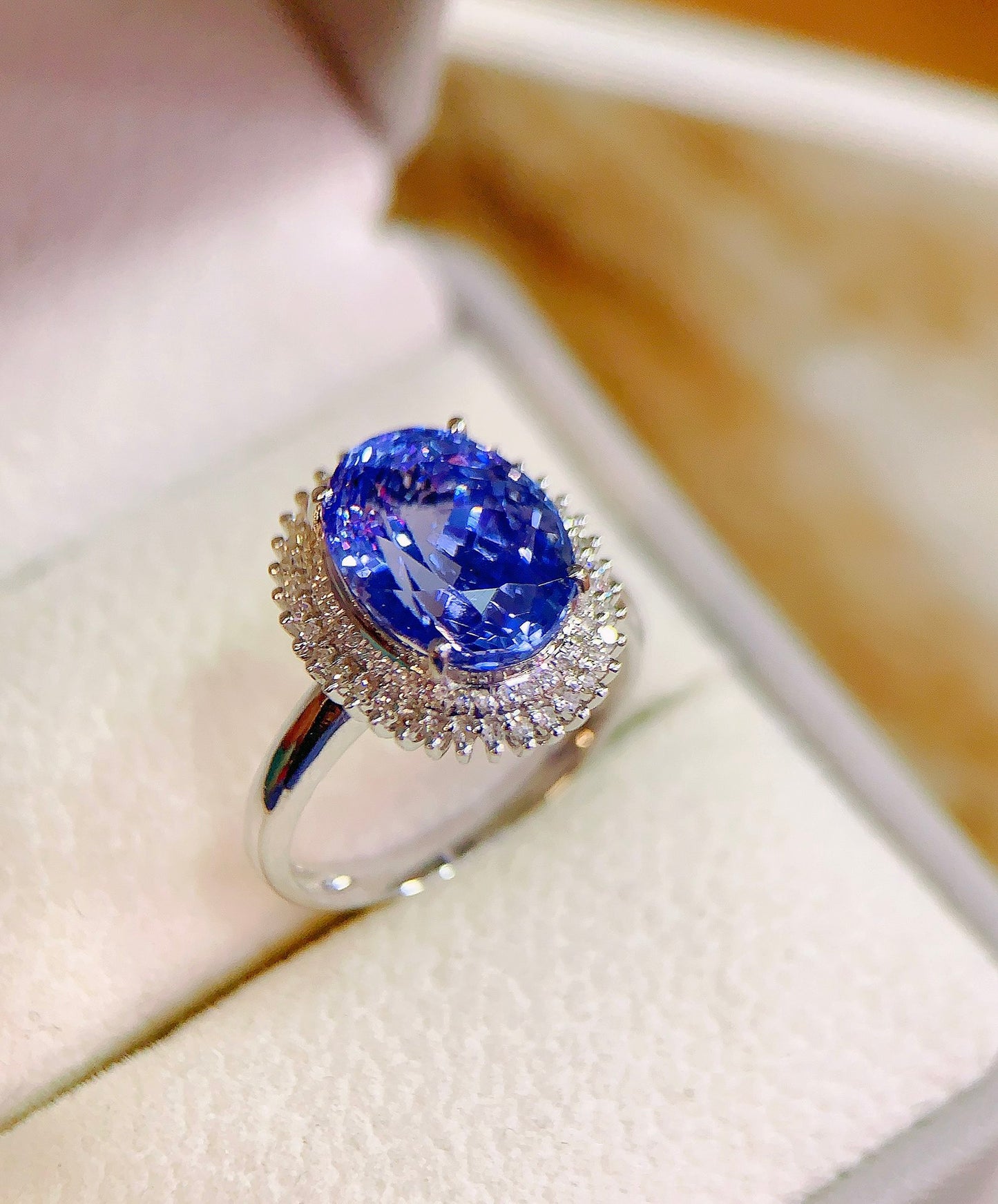 Exquisito Anillo de Tanzanita Natural en Oro de 18 Quilates con Detalles de Diamantes - Joyería