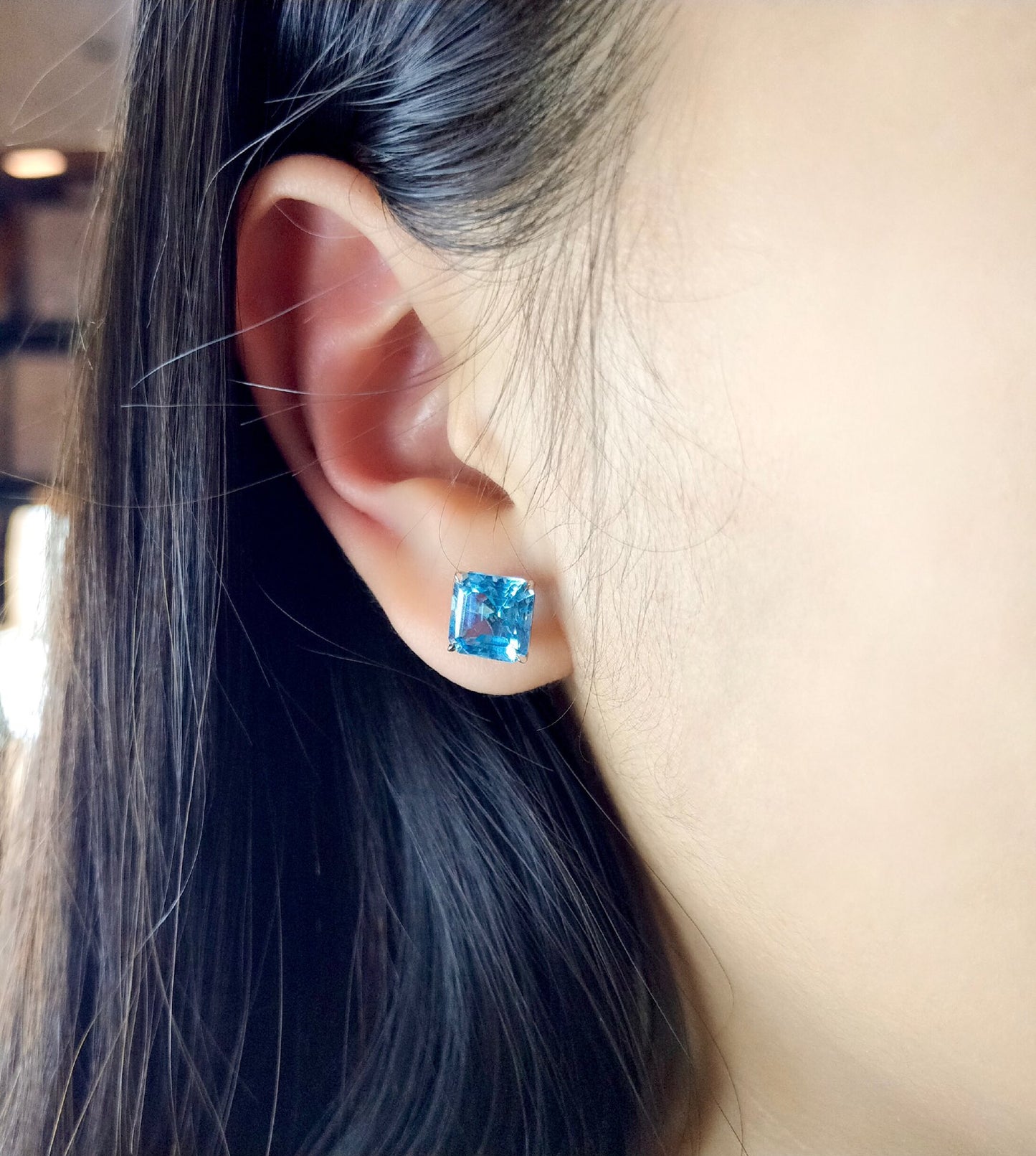 Anting Topaz Elegan dalam Emas 18K dengan Aksen Berlian - Perhiasan yang Wajib Dimiliki