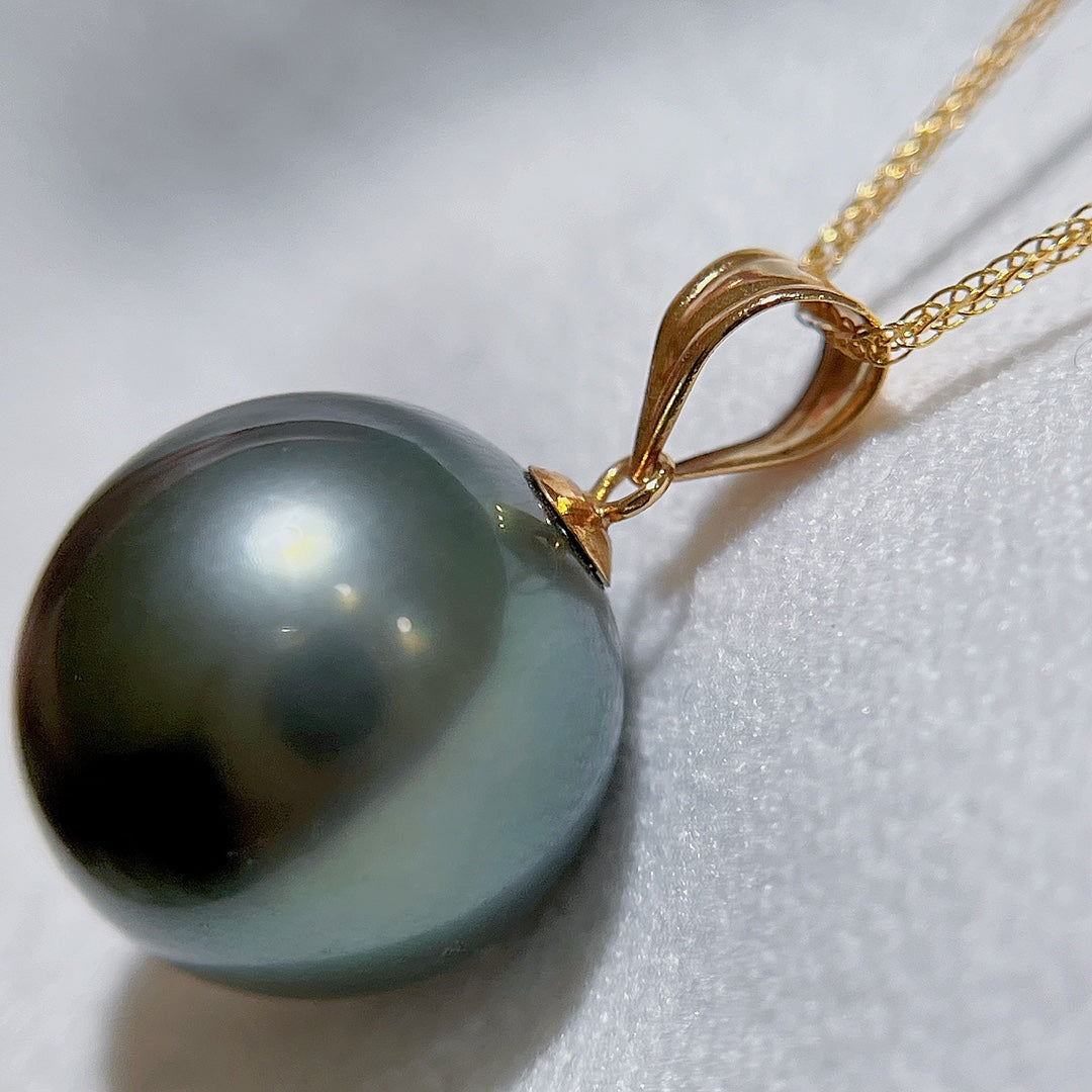 Luxurious 18K Gold and 13.1mm Tahitian Black Pearl Jewelry