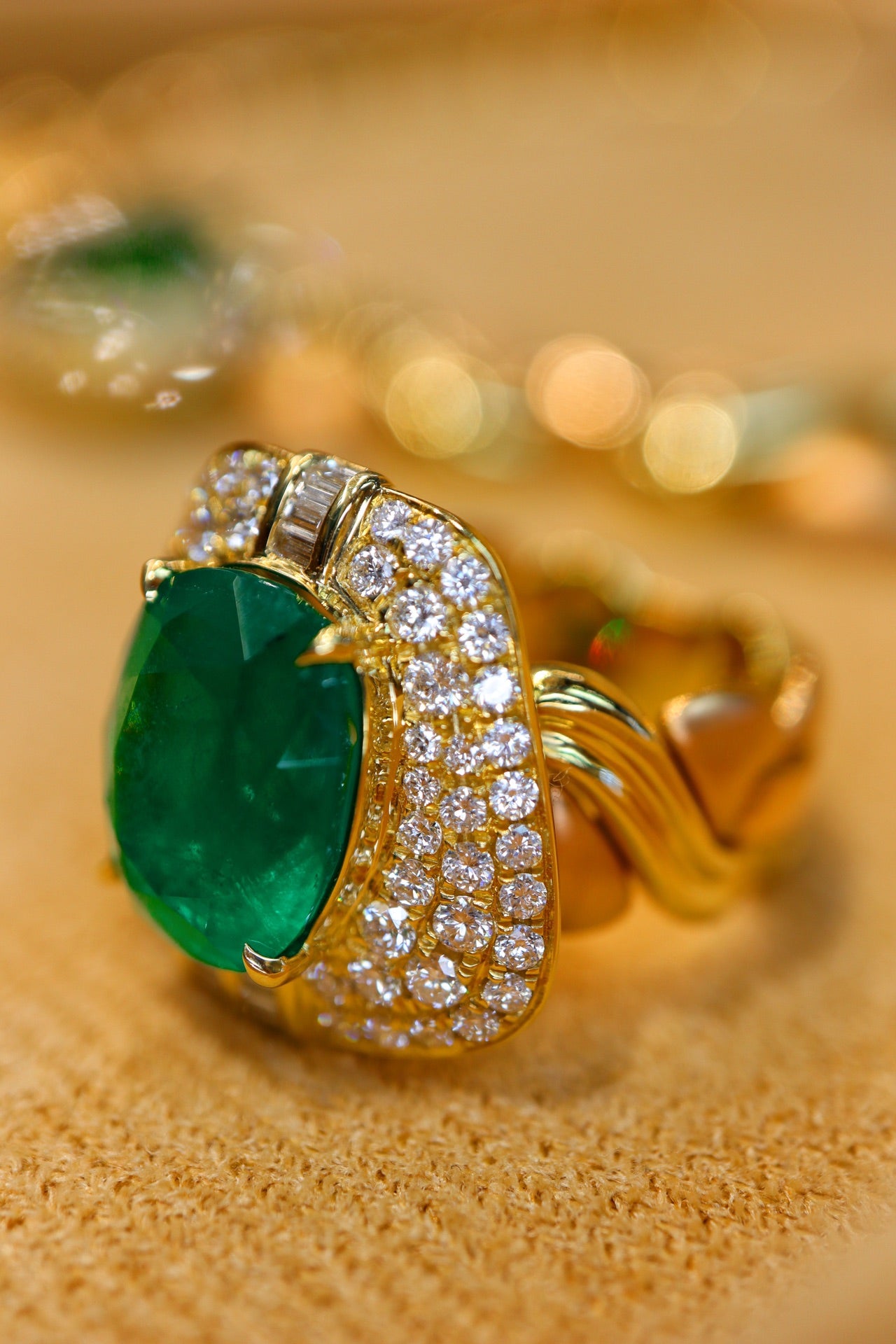 Smaragd-Schmuckset: Modernes Vintage-Design, Akzente aus 18-karätigem Gold und Diamanten