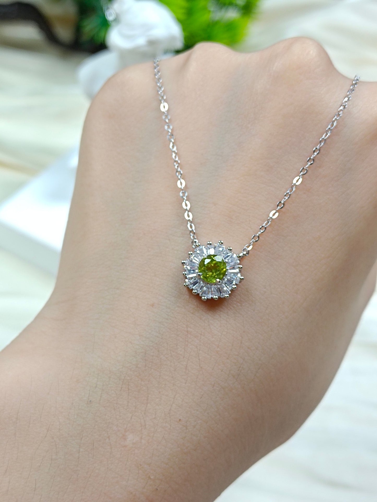 Collana con pendente in argento S925 con peridoto incorporato - Design girasole