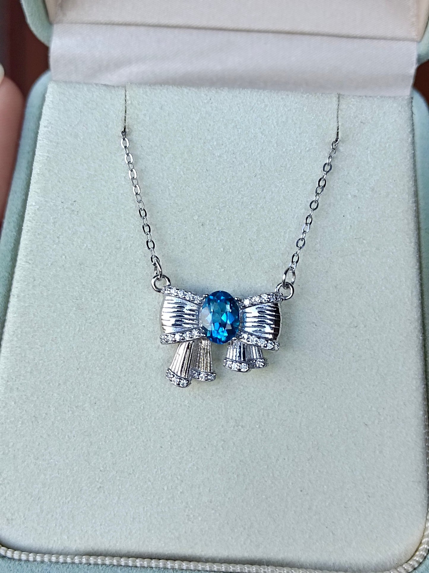 London Blue Topaz Bowknot Halskjede - Elegant smykkestykke