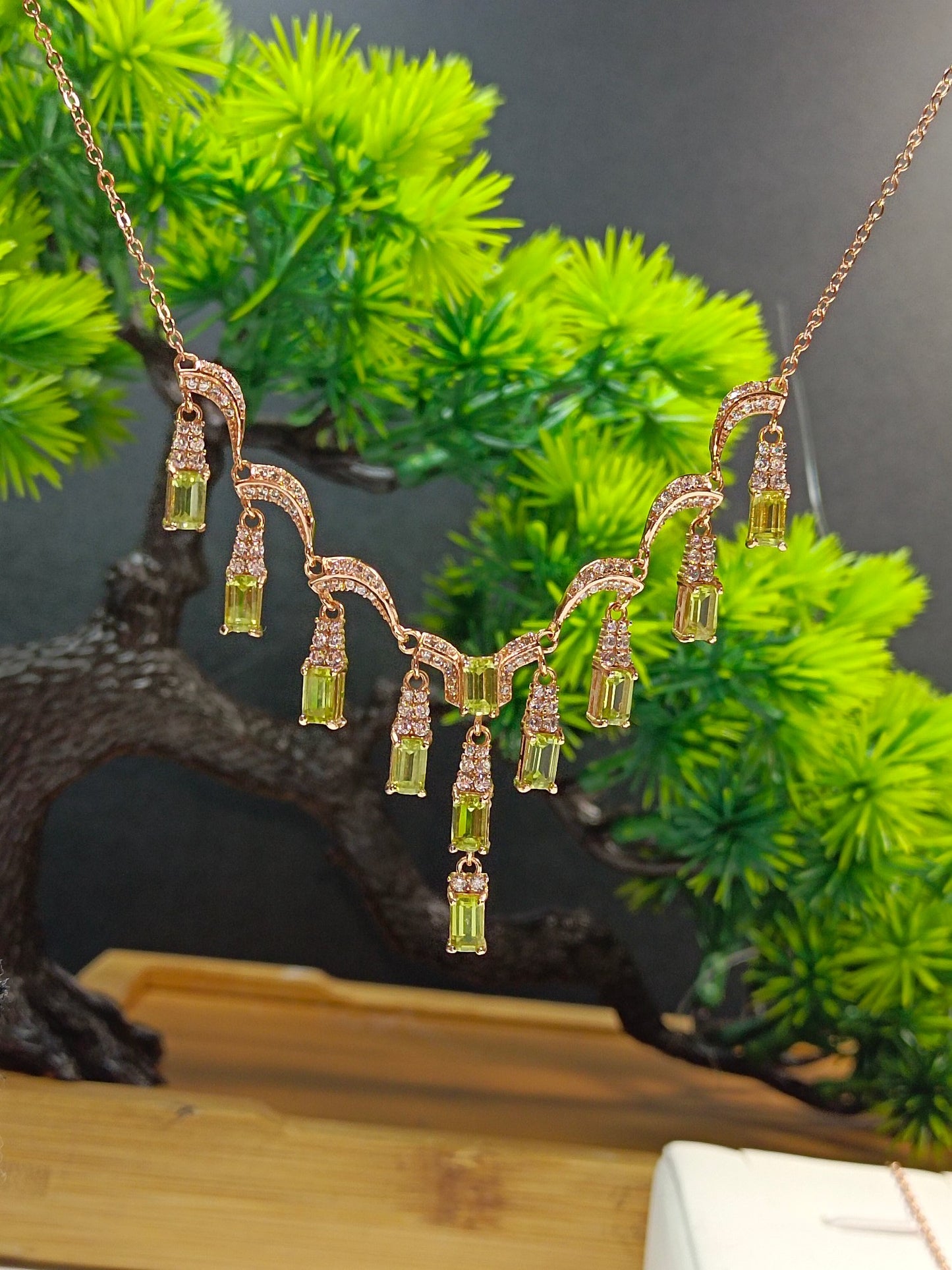 Elegant S925 Silver Embedded Peridot Column Halsband - Fina smycken