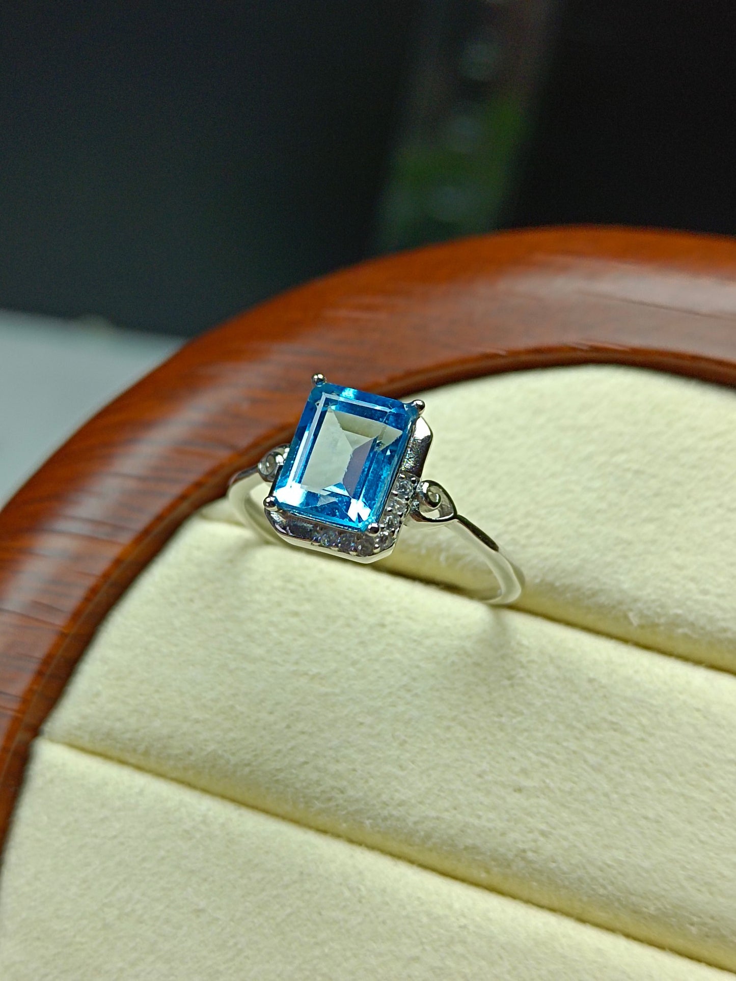 Exquisito anillo cuadrado de topacio azul suizo natural - Joyería fina