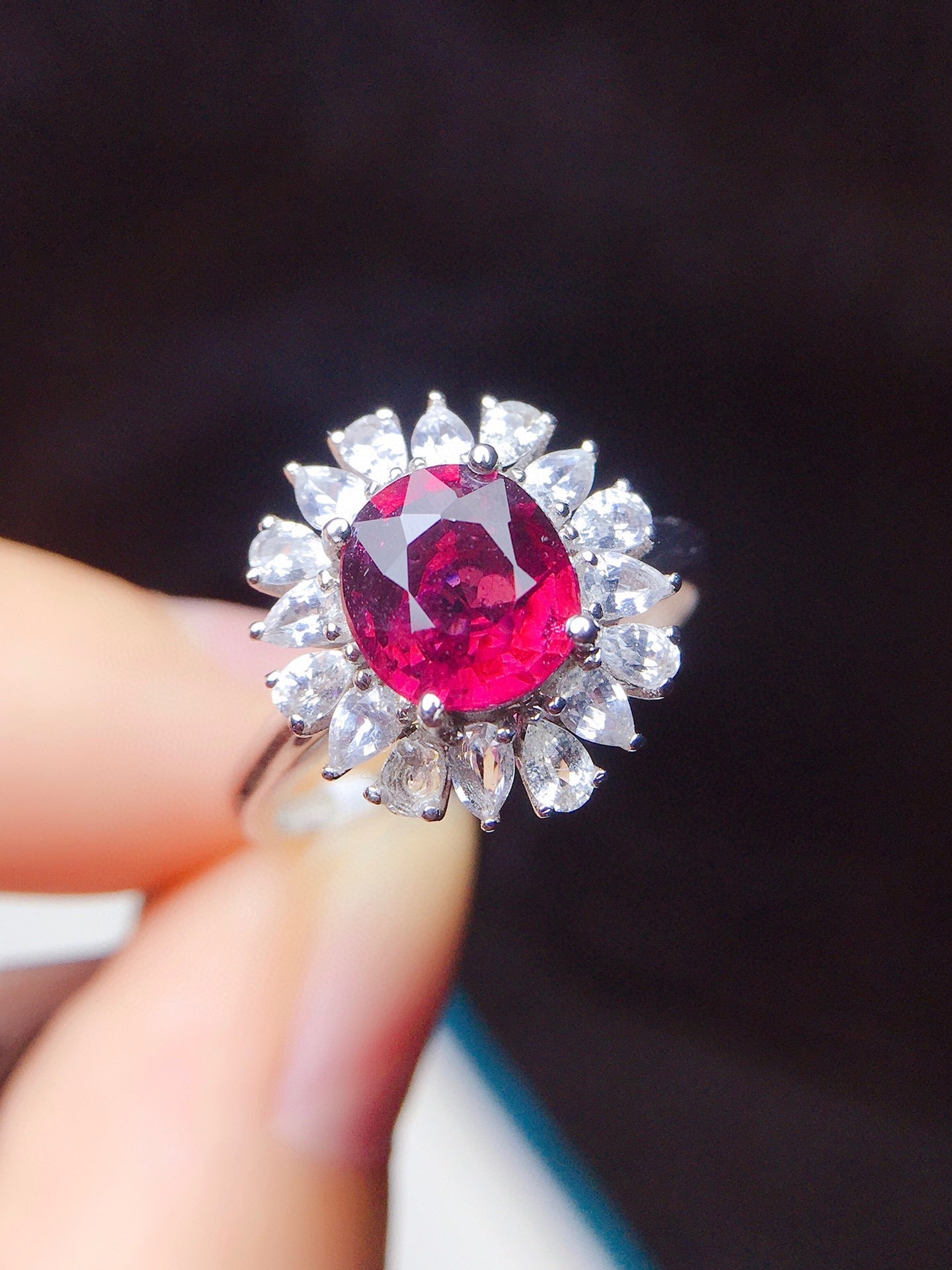 Anillo de Turmalina Natural con Oro de 18k e Incrustación de Diamantes - Joyería Exquisita