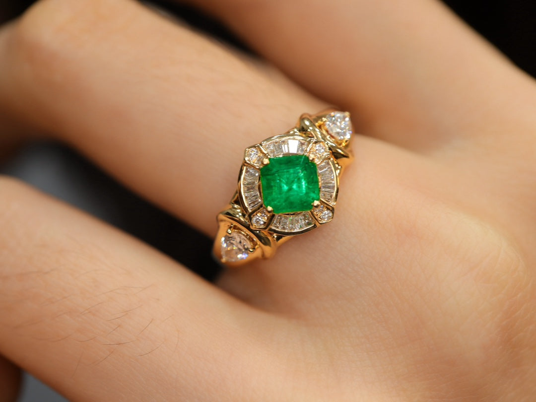 Anello con smeraldo Panjshir in stile vintage: un gioiello senza tempo