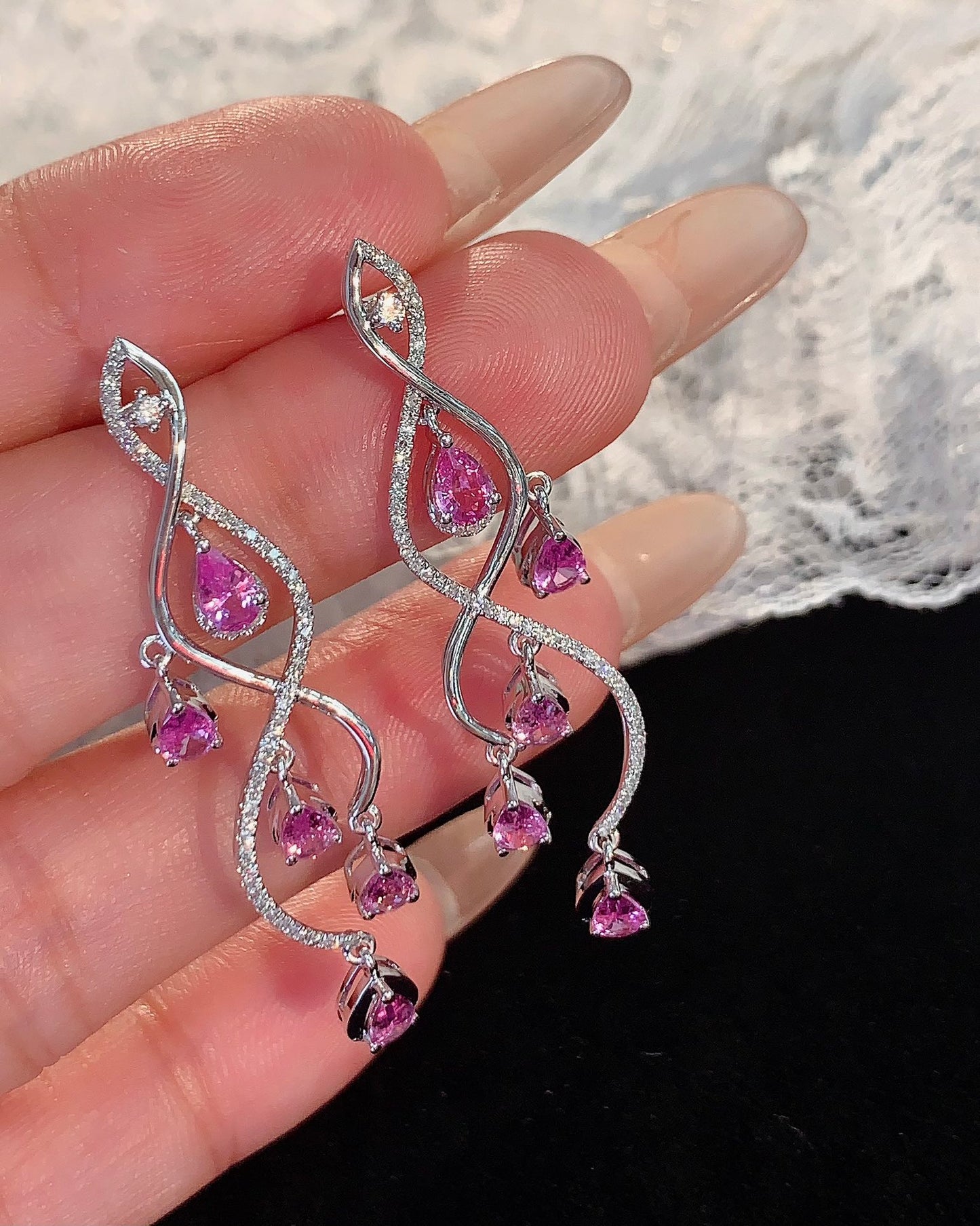 Keanggunan Minimalis: Anting Paparacha Emas 18K dan Safir