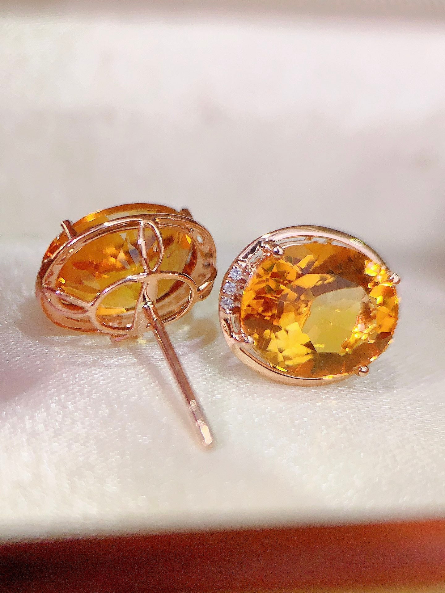 Ketibaan Baru: Sunstone of Prosperity - Anting-anting Yellow Citrine dalam Emas 18k dengan Berlian