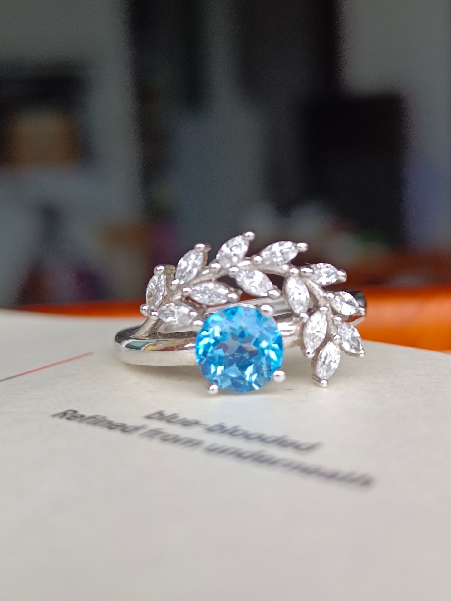 Anello con topazio naturale in blu svizzero: lavorazione artigianale di gioielli unici