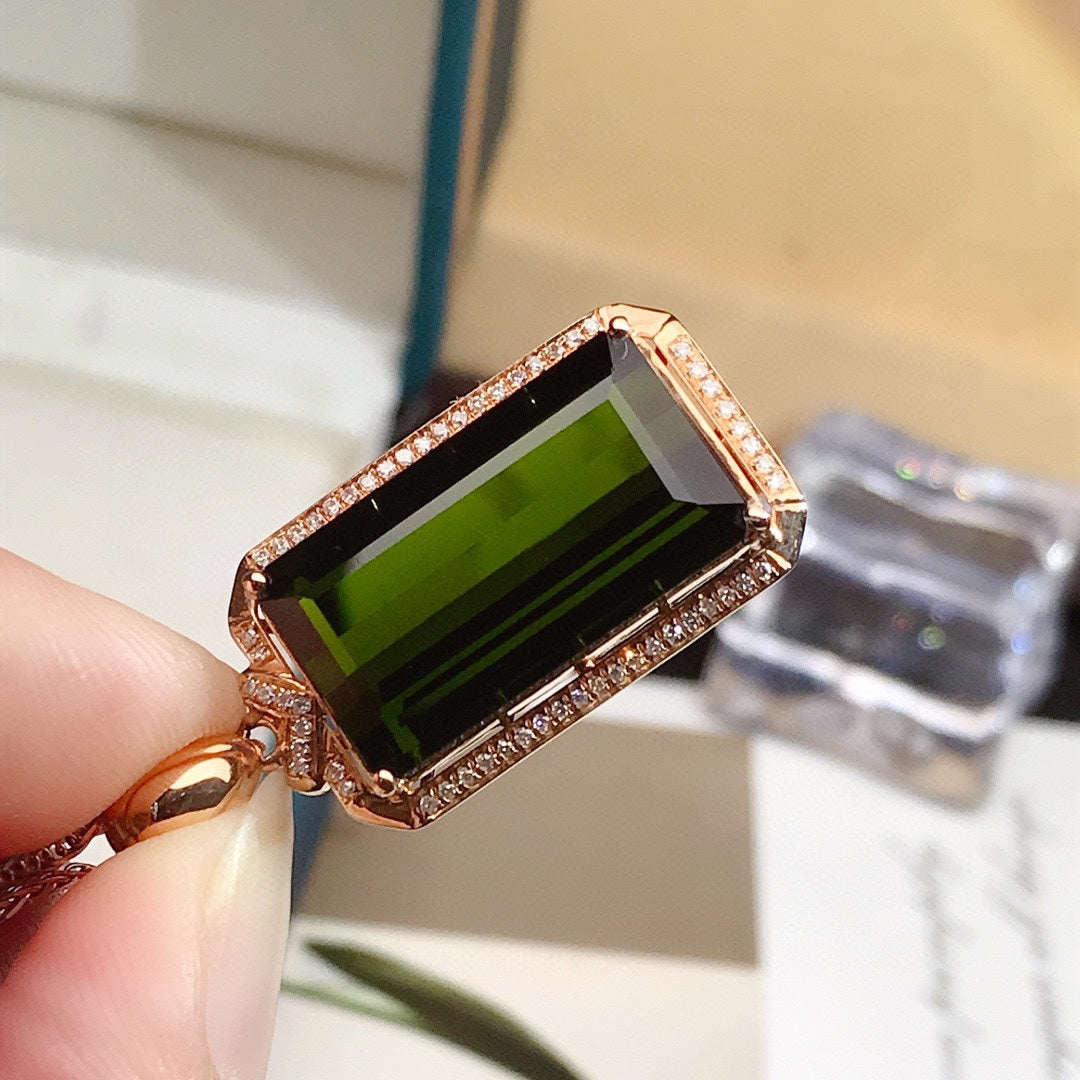 Liontin Giok Tertanam Emas 18K - Perhiasan Elegan untuk Kemakmuran dan Keberuntungan