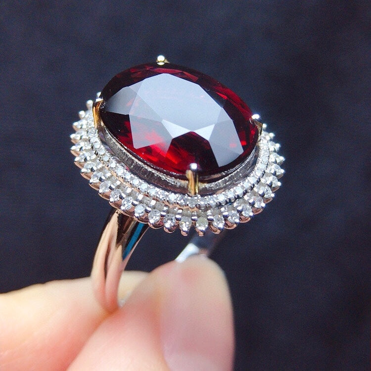 Exquisito Anillo de Turmalina Natural en Oro de 18 Quilates con Detalles de Diamantes - Joyería