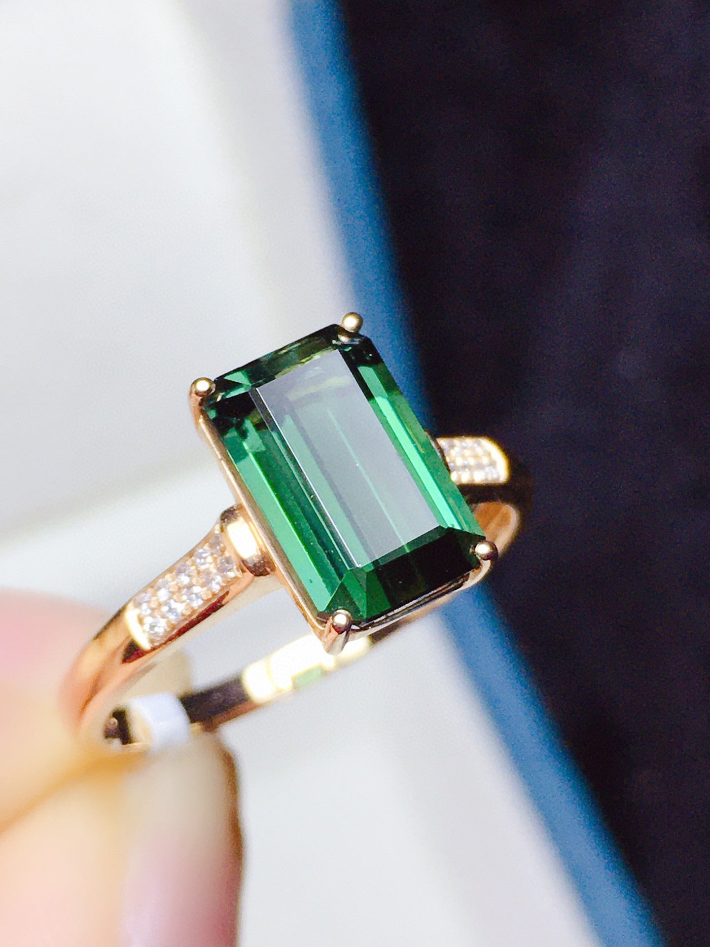 Natürlicher Turmalinring aus 18 Karat Gold mit Diamantakzenten – exquisiter Schmuck
