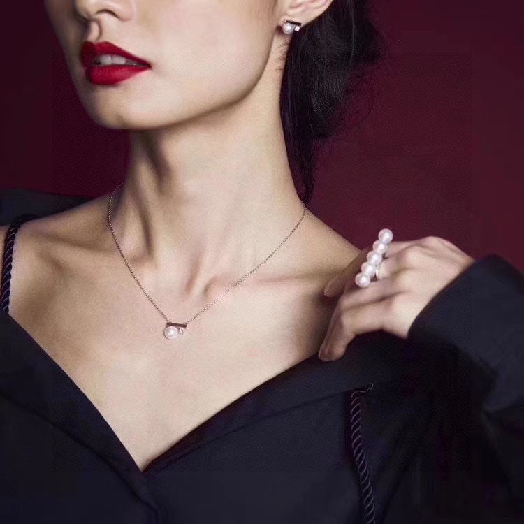 Elegantes aretes de perlas Akoya con incrustaciones de diamantes de 18 quilates: joyas para cada ocasión