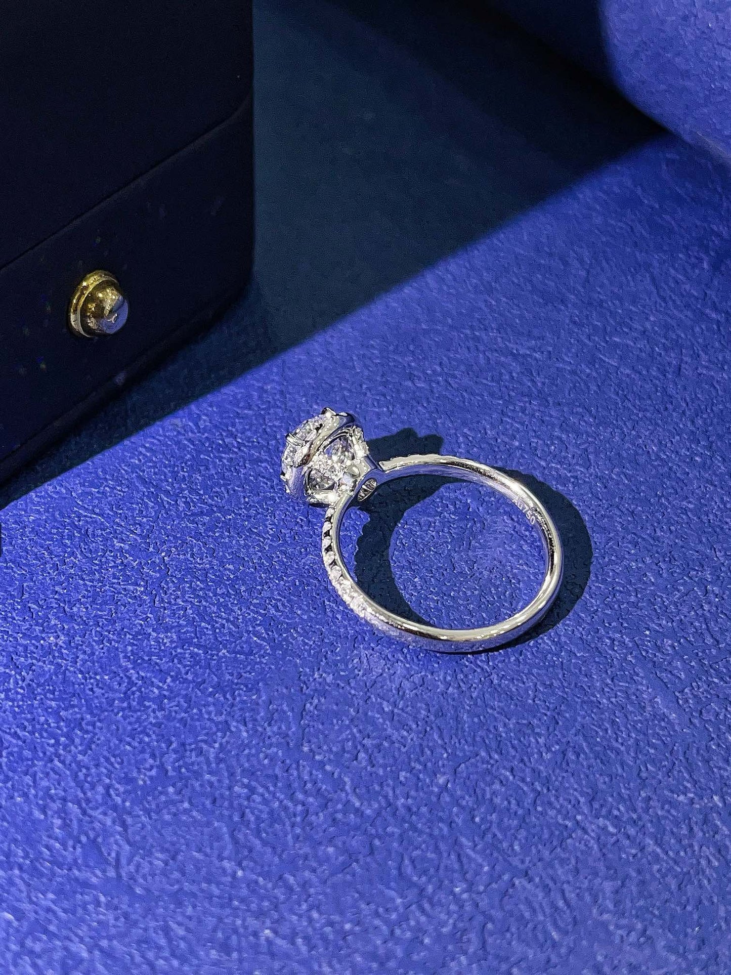 Runder Solitärring aus 18 Karat Zuchtdiamant mit Pavé-Fassung