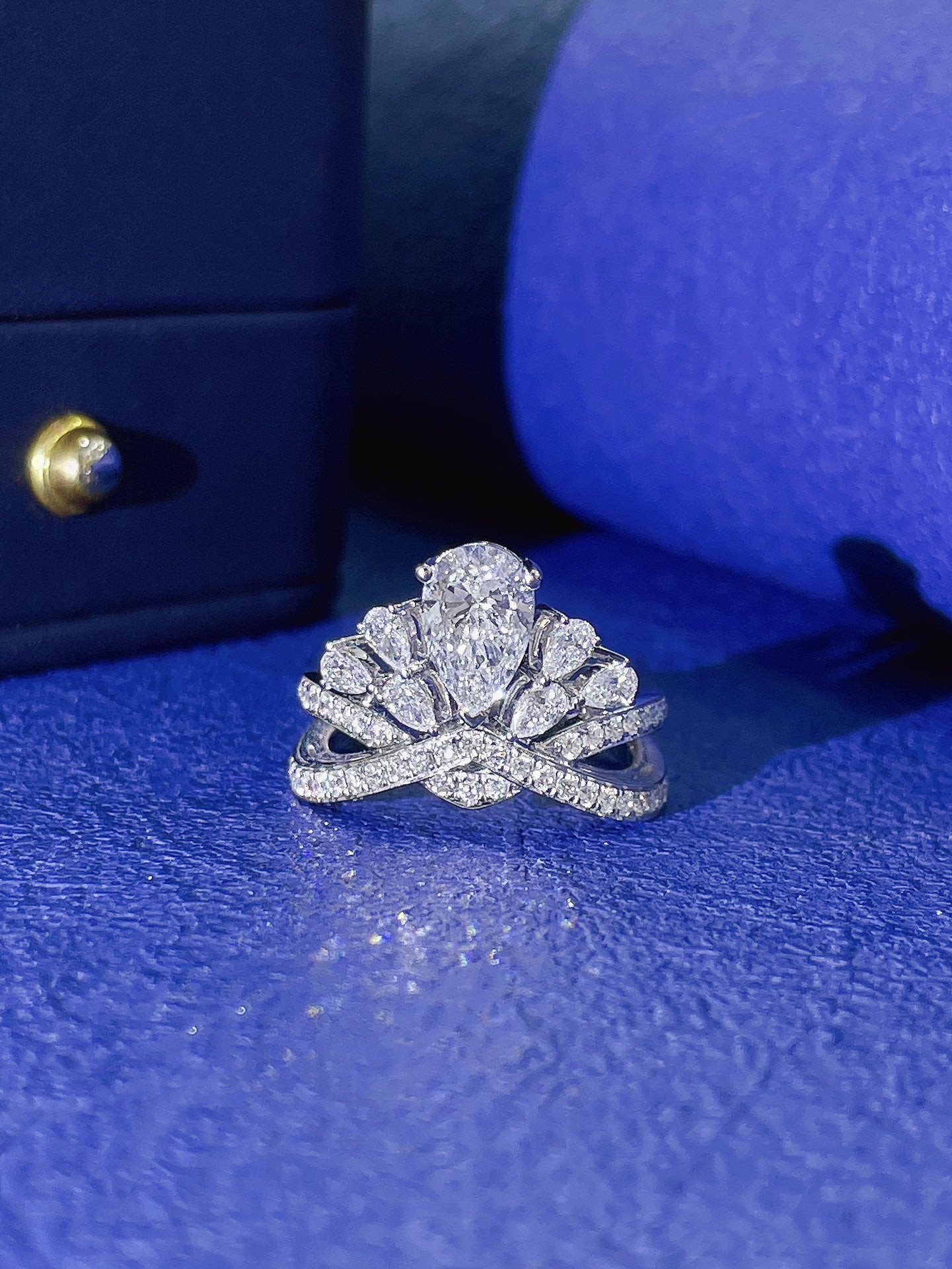 18K 养殖水滴钻石皇冠戒指 - LGJZ054