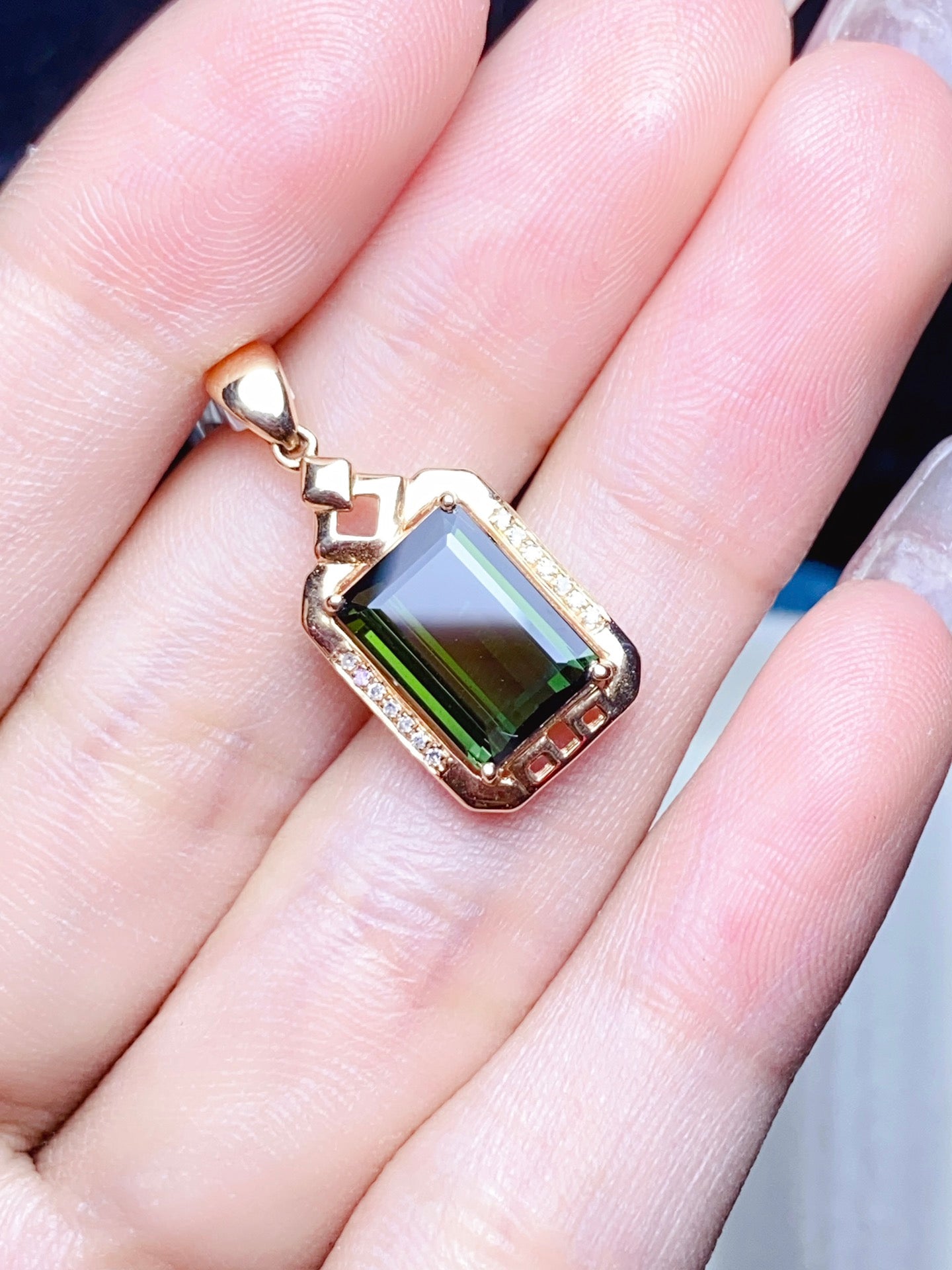 Joyería colgante de turmalina natural con oro de 18 quilates e incrustaciones de diamantes