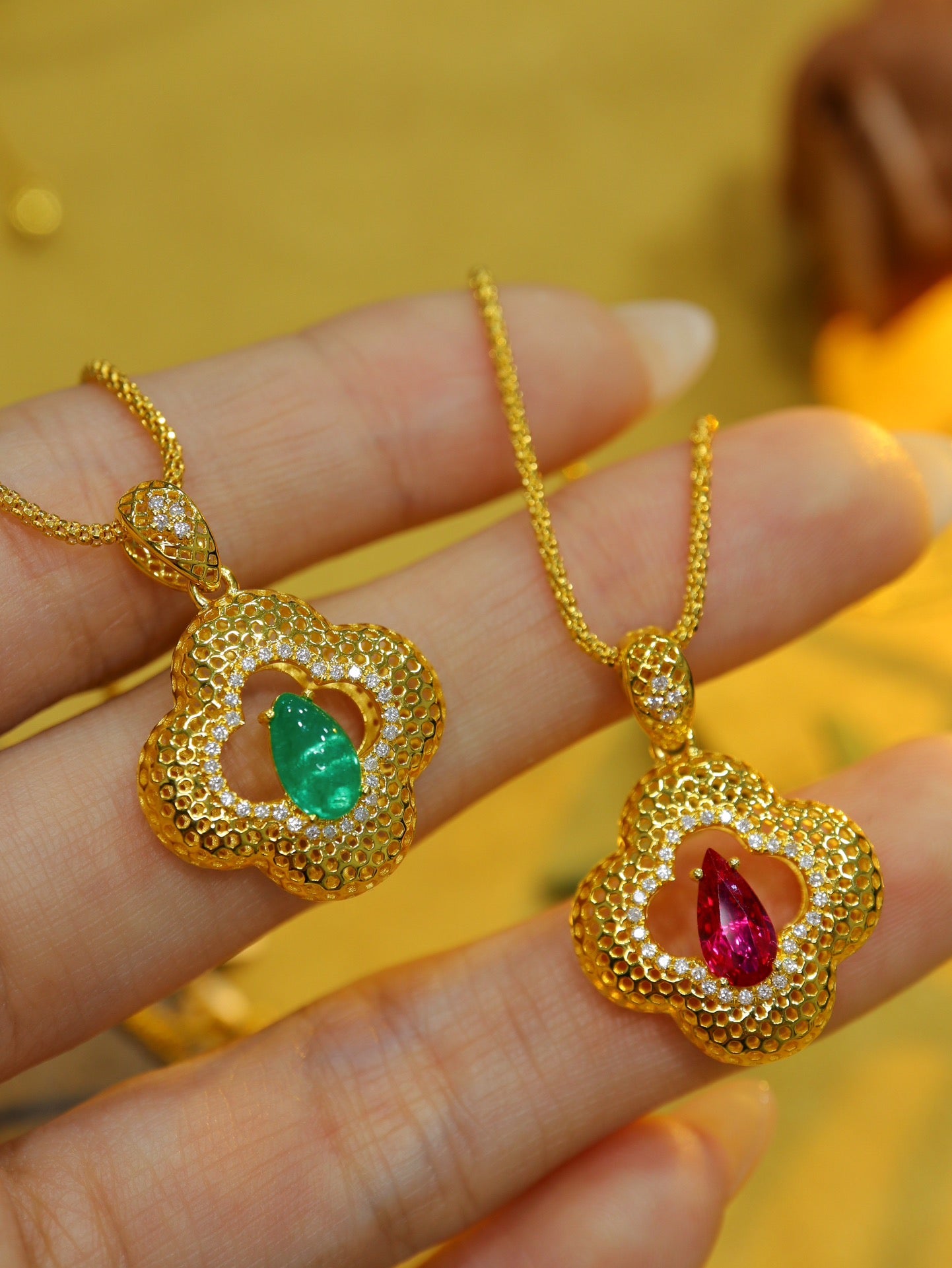 Emerald Pendant Jewelry: Ancient Gold Craftsmanship with Filigree Carving