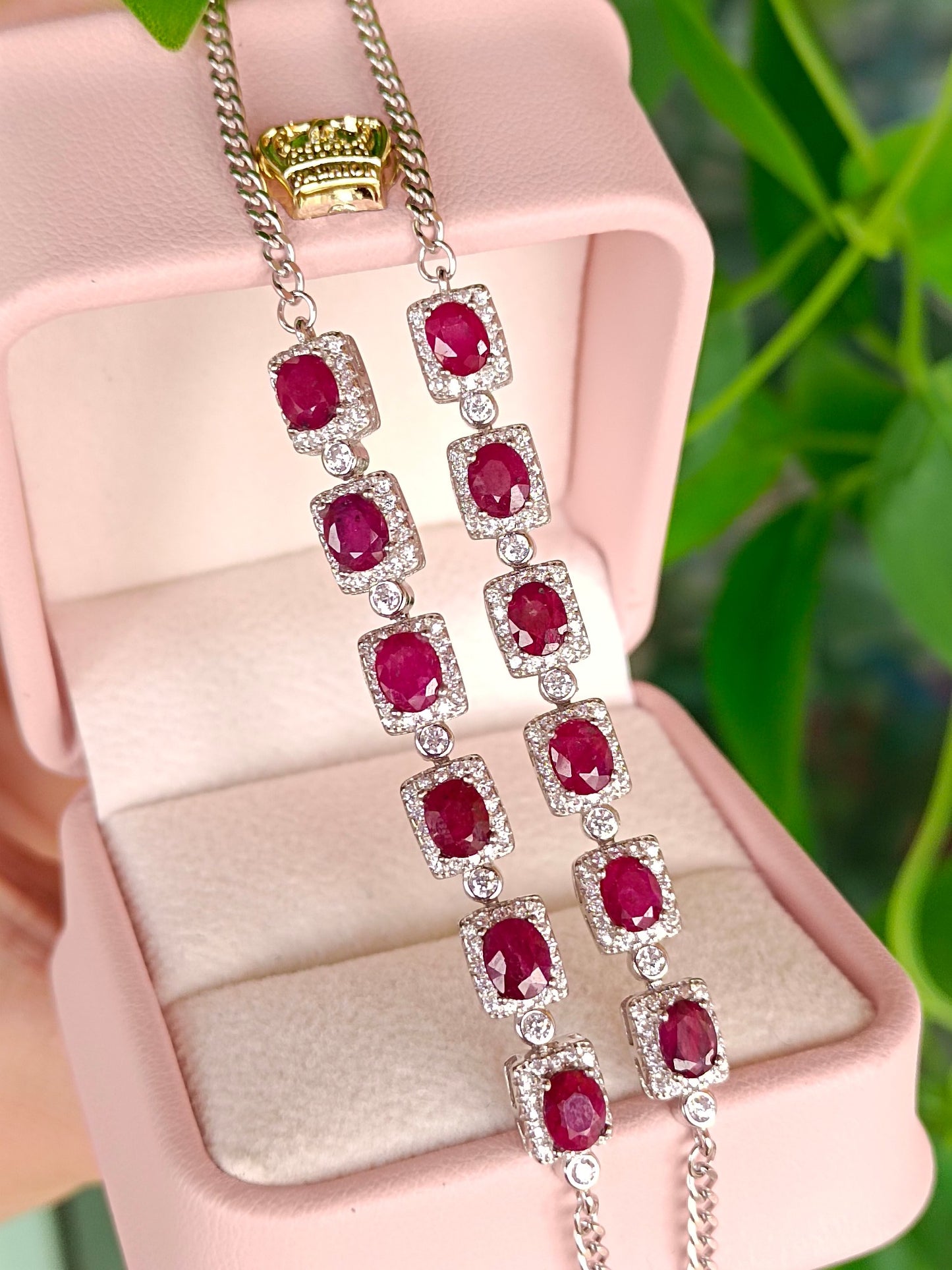 Oogverblindende robijnen armband - een meesterwerk van elegantie en mysterie in sieraden