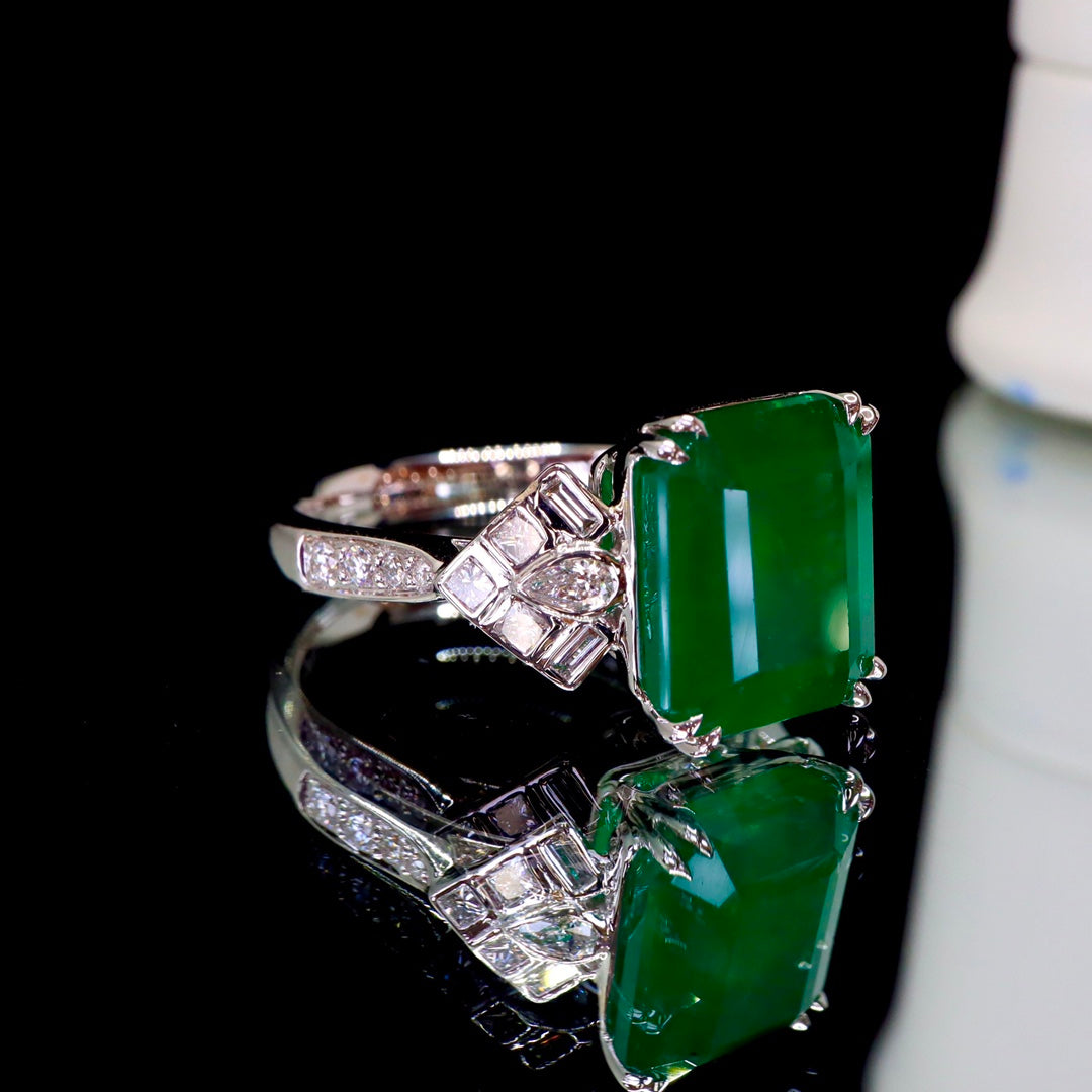 Elegant Vintage Emerald Ring - A Timeless Piece of Jewelry