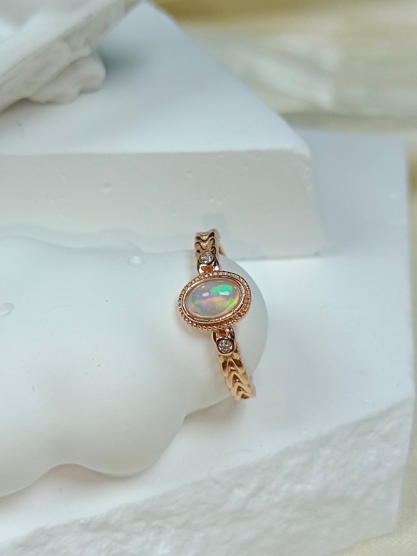 Anello opale incorporato in argento S925: gioielli eleganti e versatili