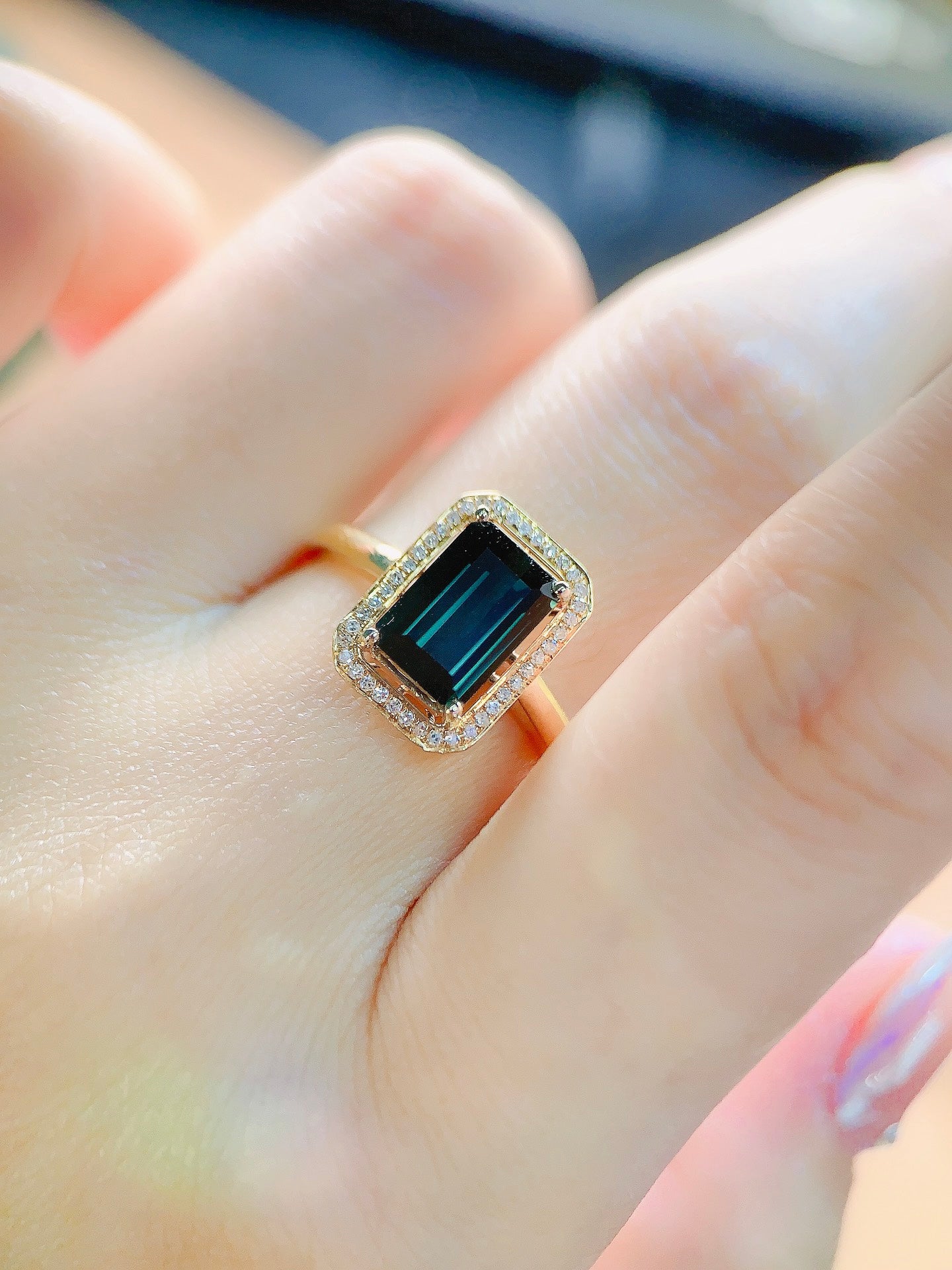 Exklusives Double 11-Schmuckset: Bixbite-Ring und Anhänger aus 18-karätigem Gold und mit Diamanten eingebettet