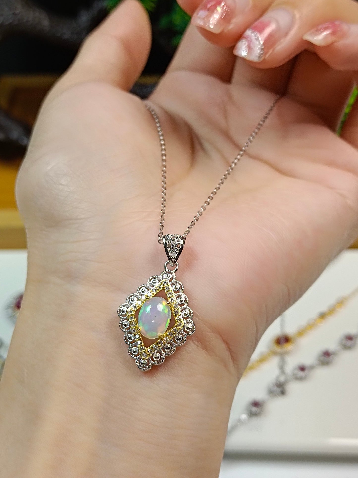 S925 Silver Embedded Opal Rhombus Pendant - Ny Chanel-stil Elegant Colored Gem Pendant smykker