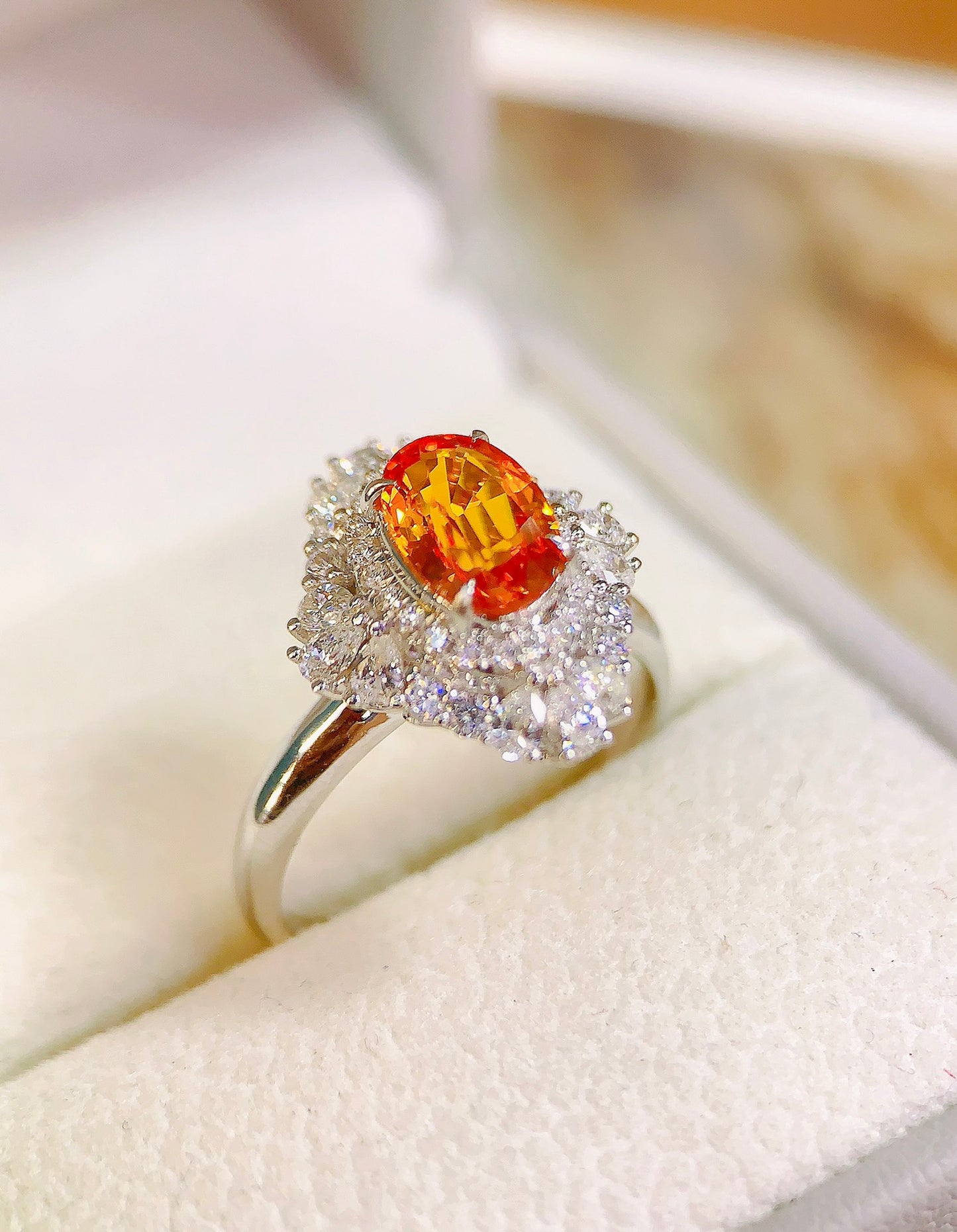 Cincin Safir Emas 18K - Kehadiran Surgawi yang Mulia dalam Koleksi Anda