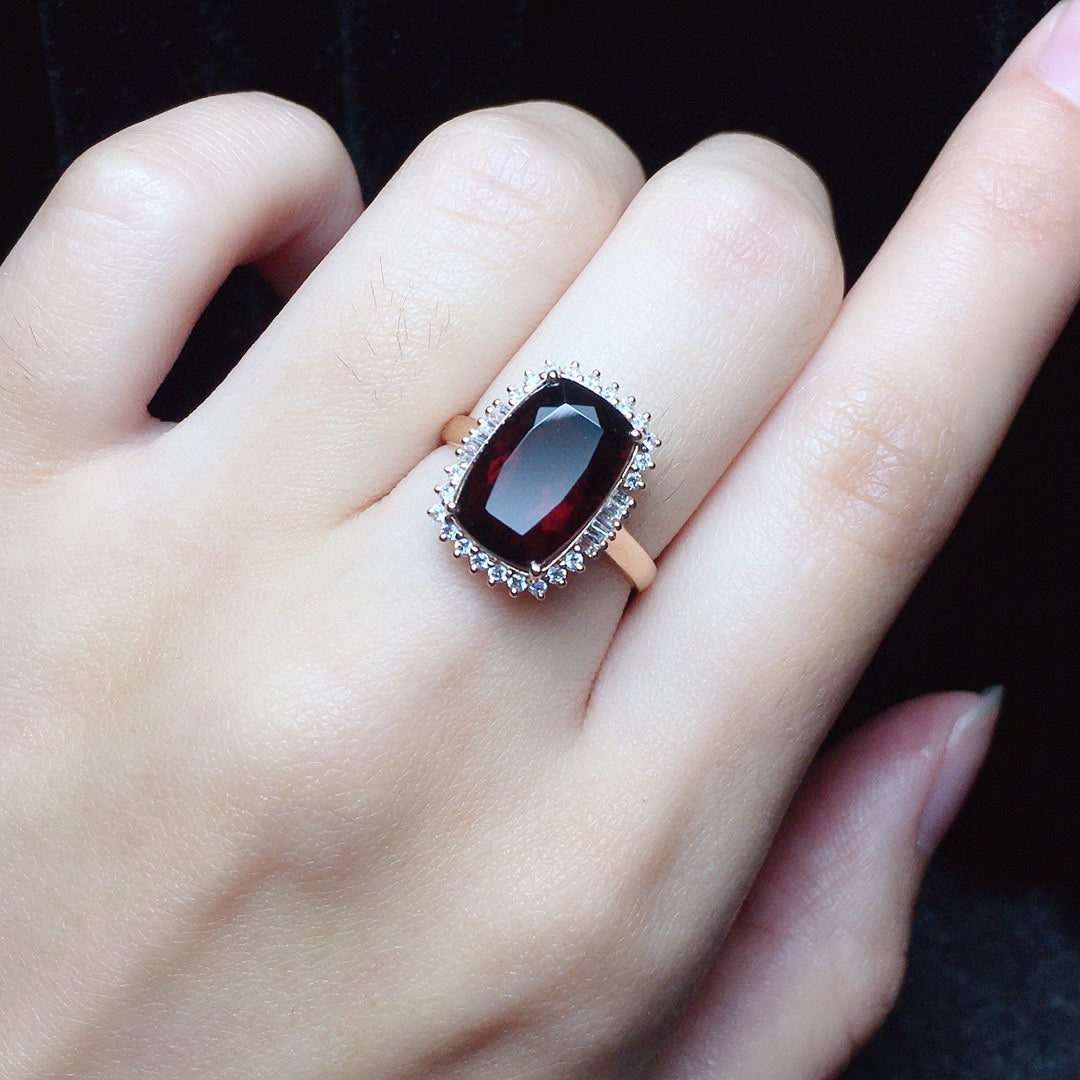 Luxury Jewelry: 18K Gold with Diamond-Embedded Natural Tourmaline Ring