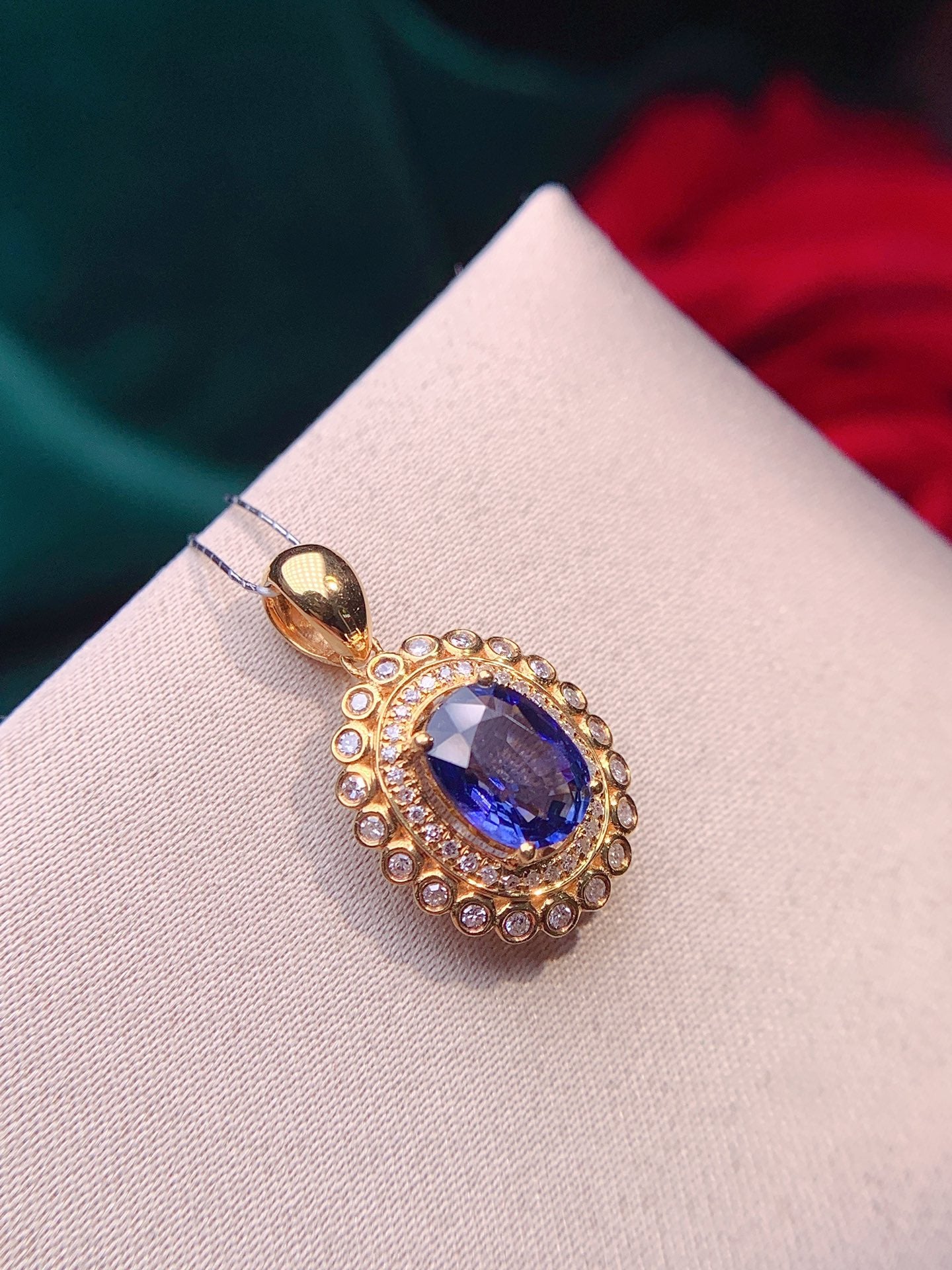 Liontin Safir 18K dengan Aksen Berlian - Perhiasan Elegan