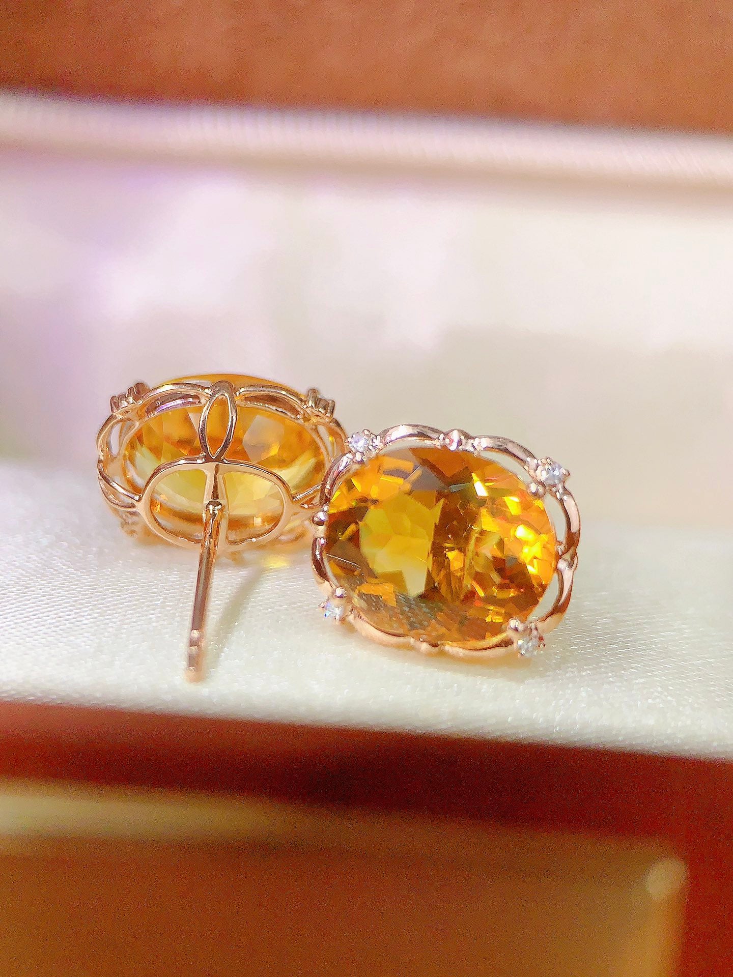 Ketibaan Baru: Sunstone of Prosperity - Anting-anting Yellow Citrine dalam Emas 18k dengan Aksen Berlian