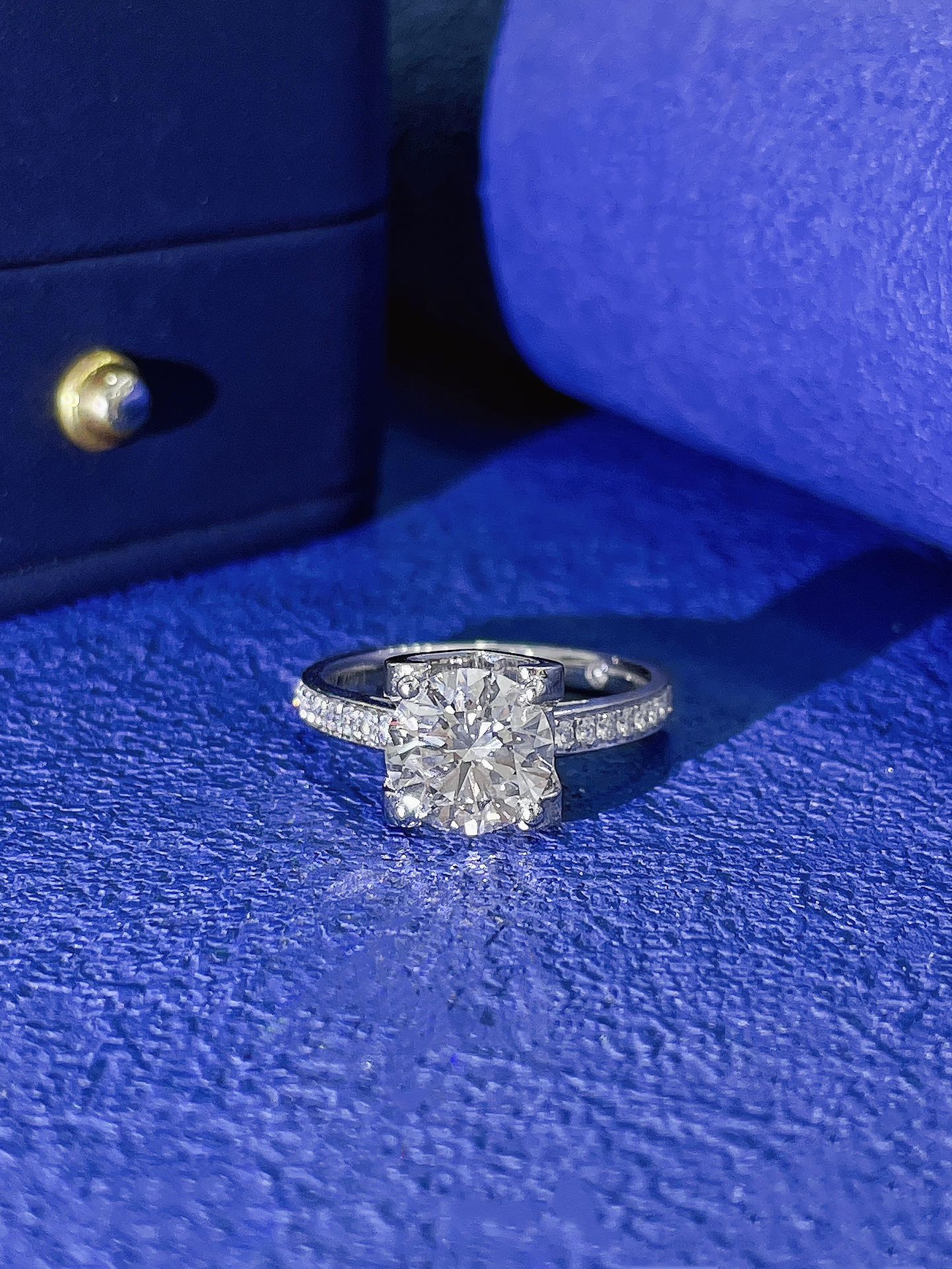 18K viljelty pyöreä Diamond Bullhead Straight Arm Ring - ylelliset korut