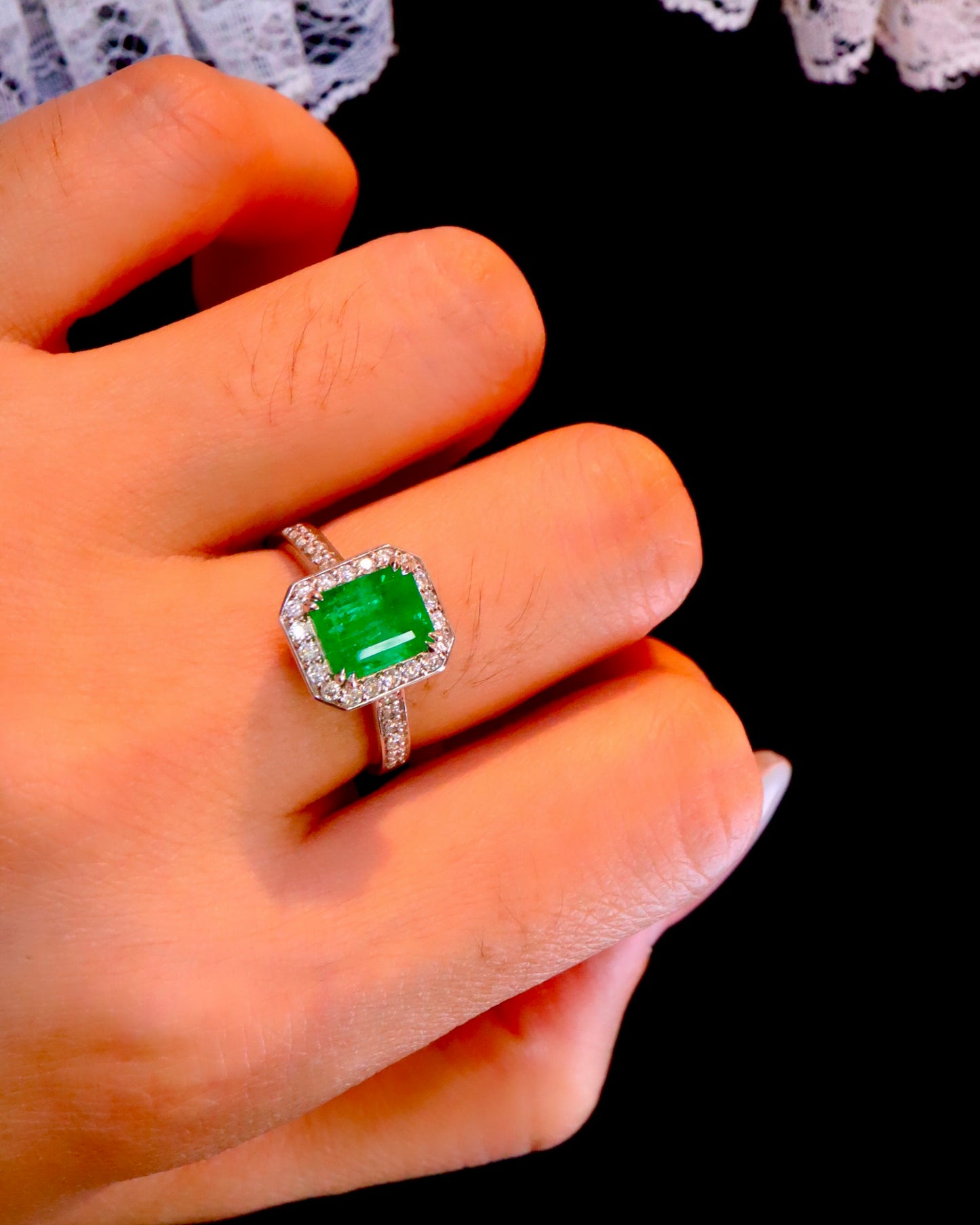 Keanggunan Abadi: Cincin Zamrud Alami dalam Emas 18K dengan Berlian