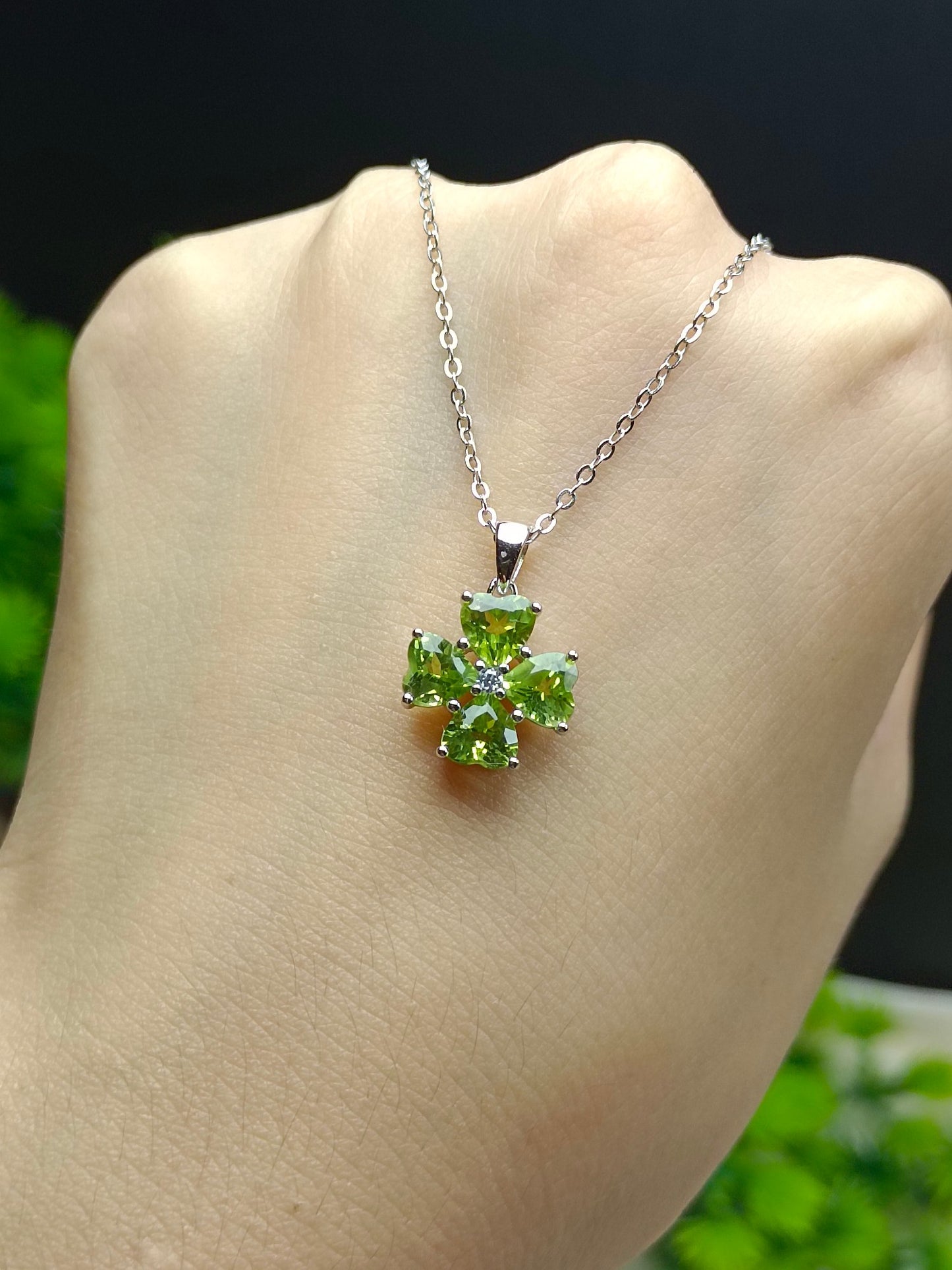 S925 Sterling sølv utsmykket peridot hjerte firkløver anheng smykker