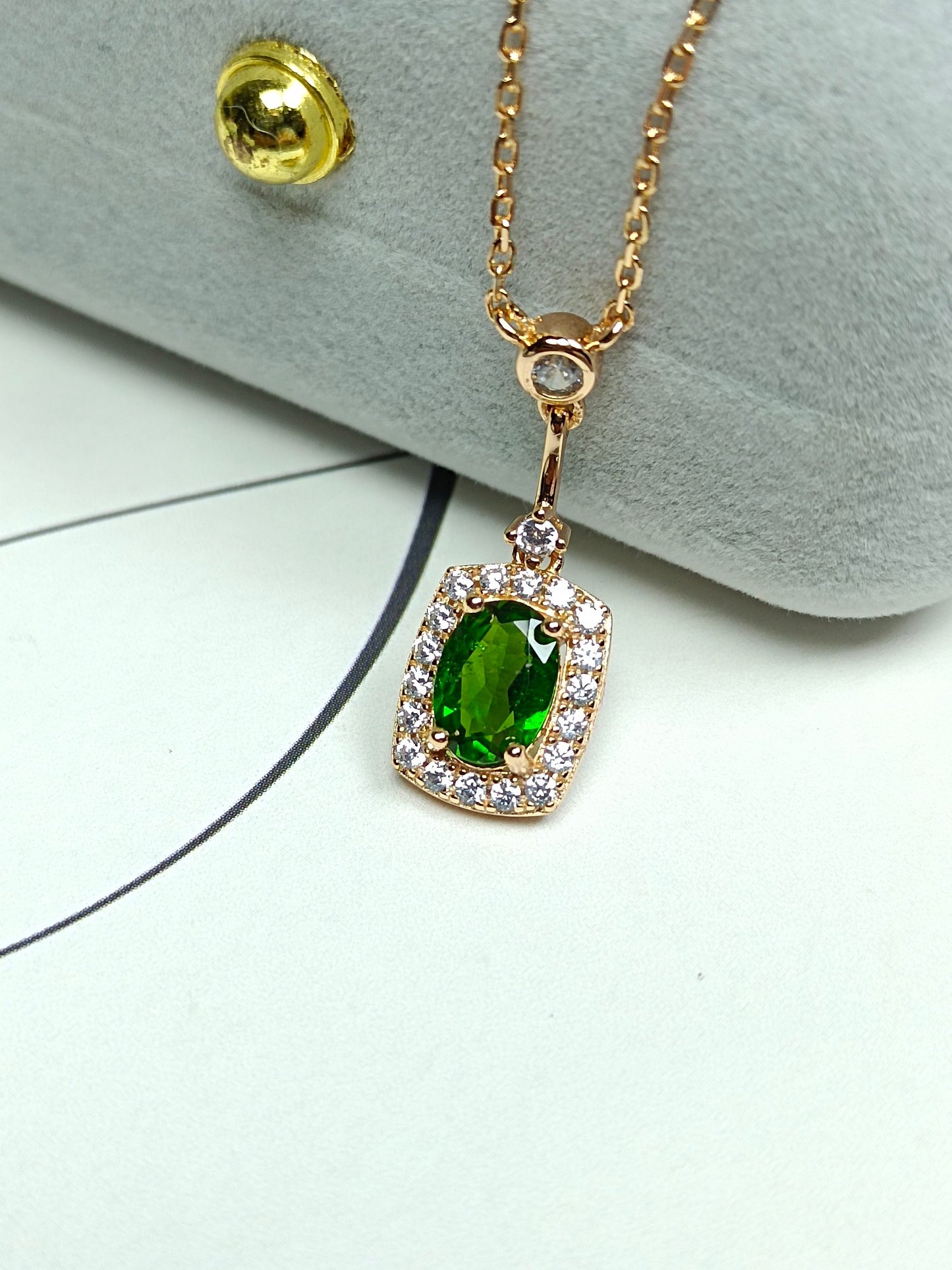 Collana con diopside naturale: un simbolo di speranza, salute e longevità nei gioielli