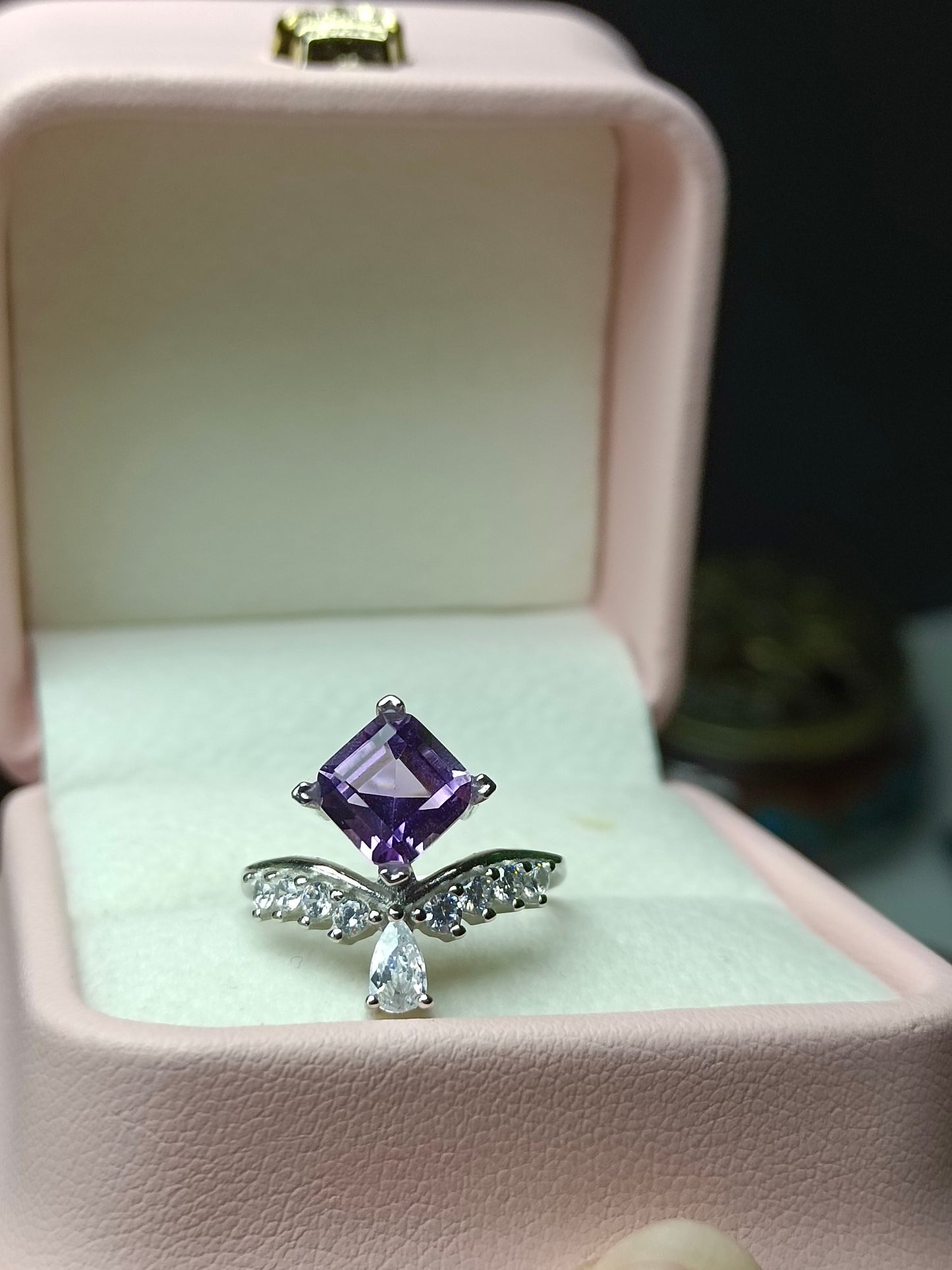 Squisito anello quadrato in cristallo viola naturale - Gioielli di eleganza e romanticismo