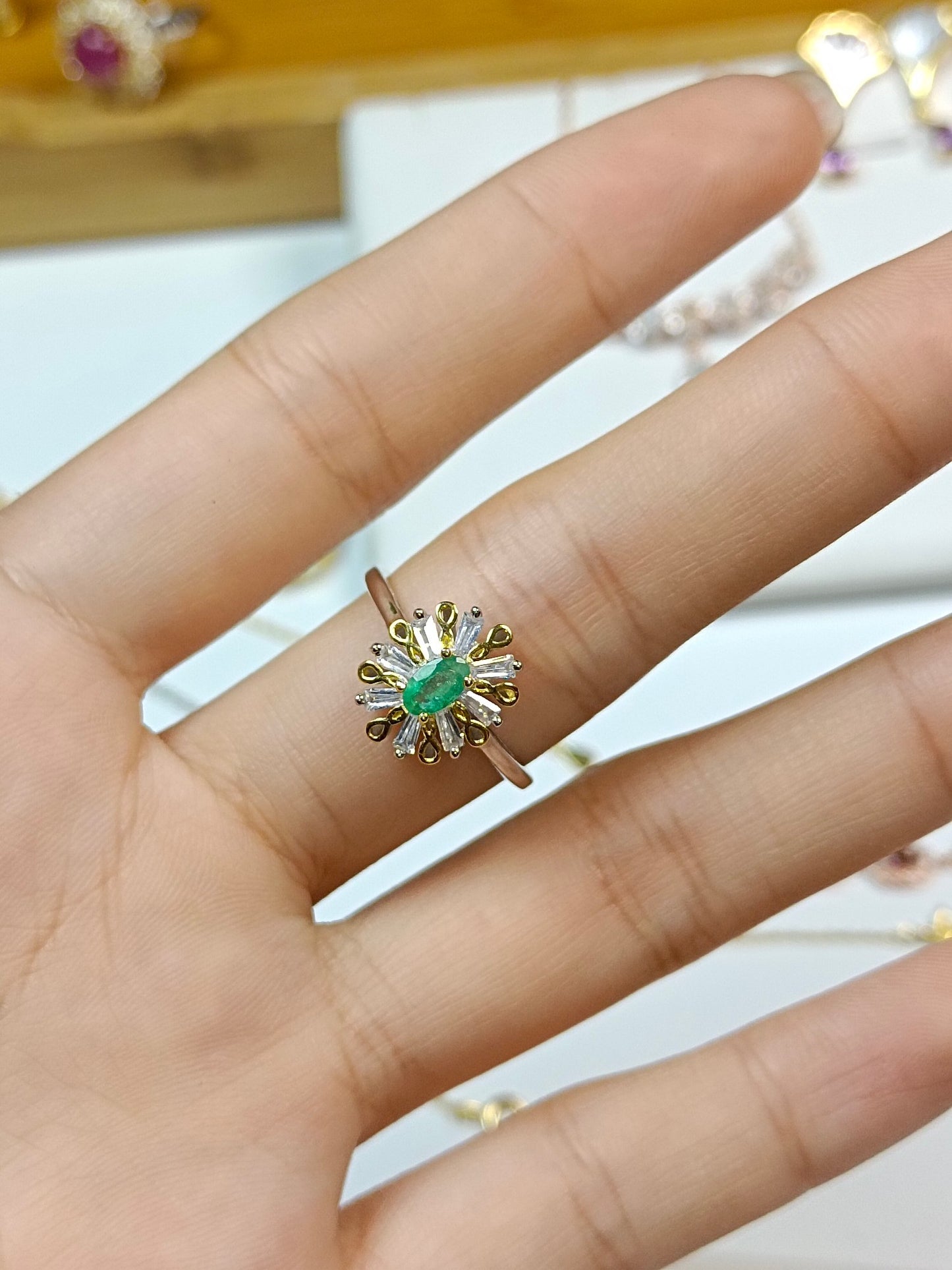 Exquisite S925 Silver Emerald Ring with Luxury Embedding - Unique Jewelry Design