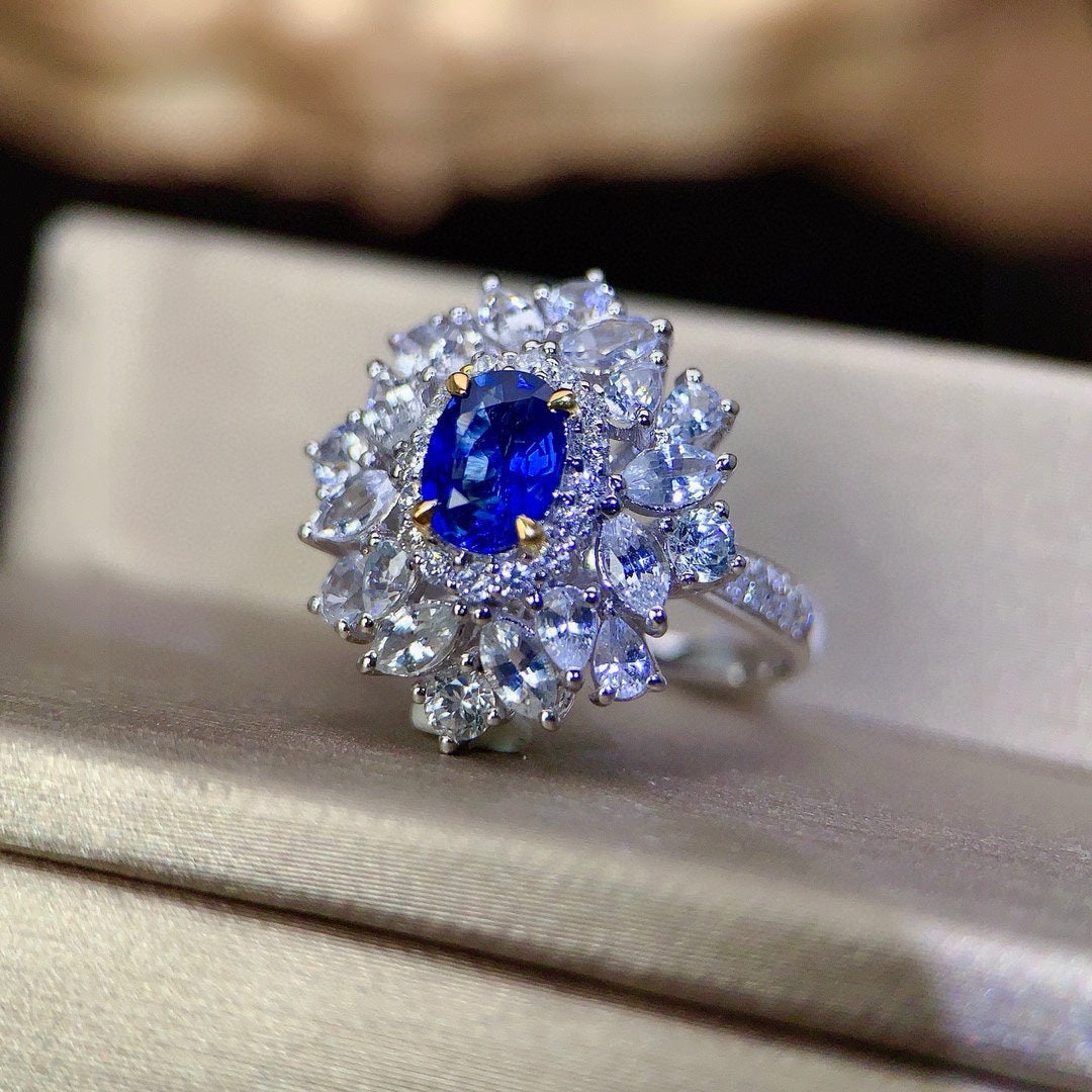 Luxuriöser Saphirring mit Diamantakzenten – High-End-Schmuck
