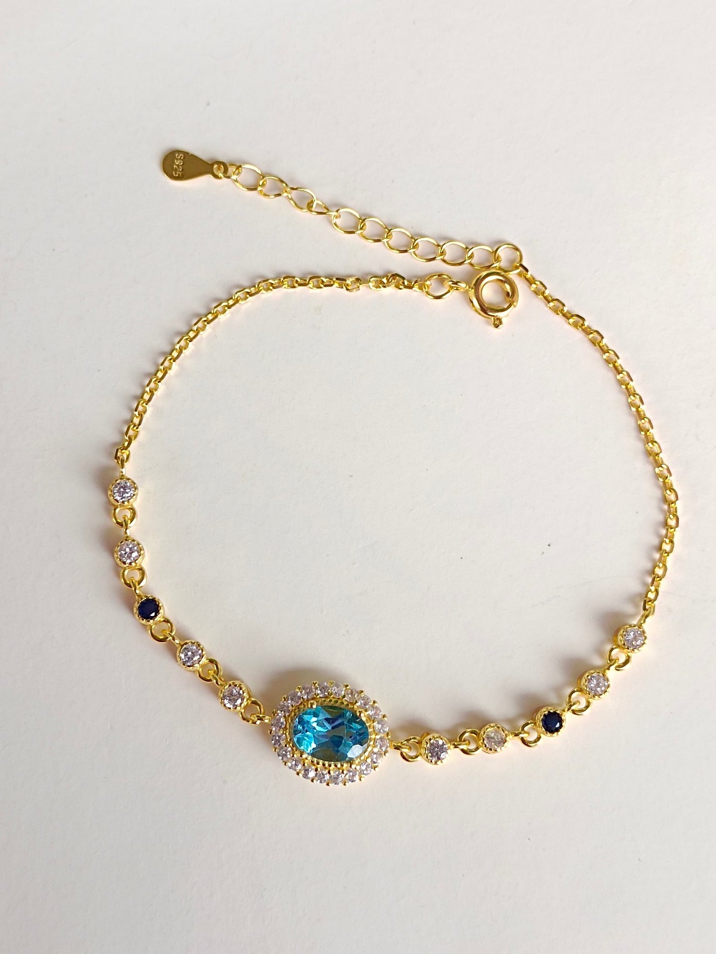 Bracciale gioiello con topazio azzurro naturale svizzero: un simbolo di pace e amicizia
